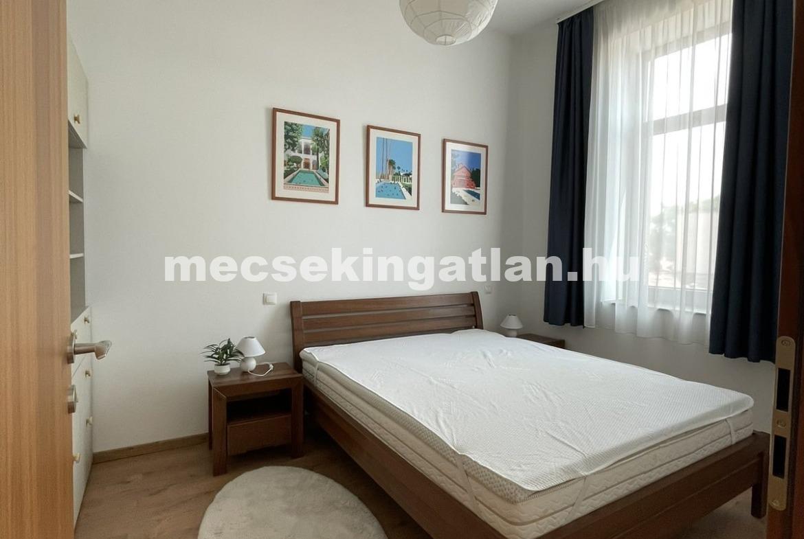 Pécsett a Munkácsy Mihály utcában, új építésű liftes házban egy szobás téglalakás kiadó!