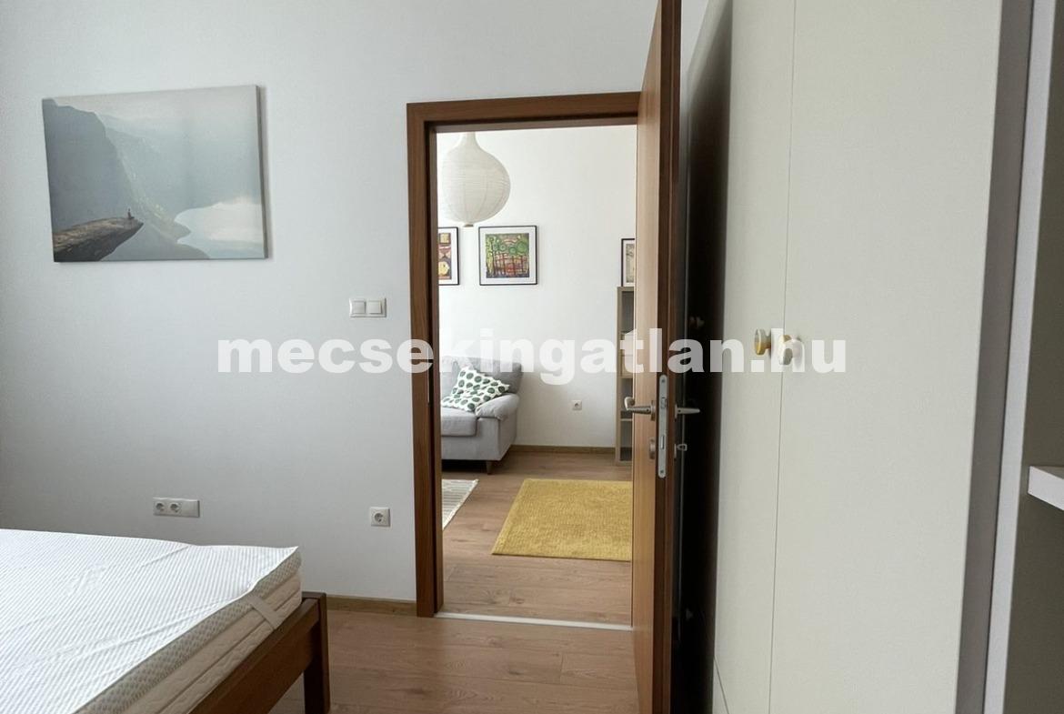 Pécsett a Munkácsy Mihály utcában, új építésű liftes házban egy szobás téglalakás kiadó!