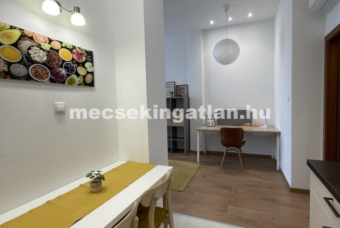 Pécsett a Munkácsy Mihály utcában, új építésű liftes házban egy szobás téglalakás kiadó!