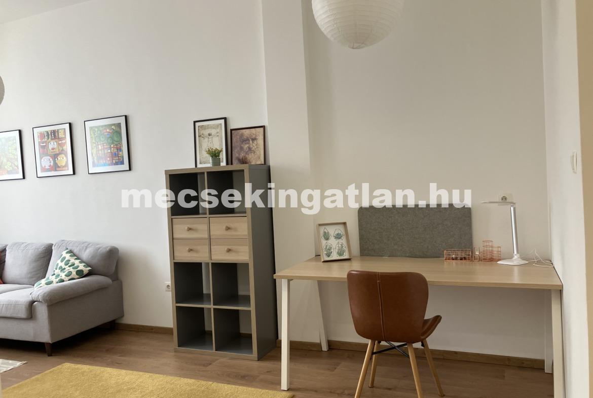 Pécsett a Munkácsy Mihály utcában, új építésű liftes házban egy szobás téglalakás kiadó!