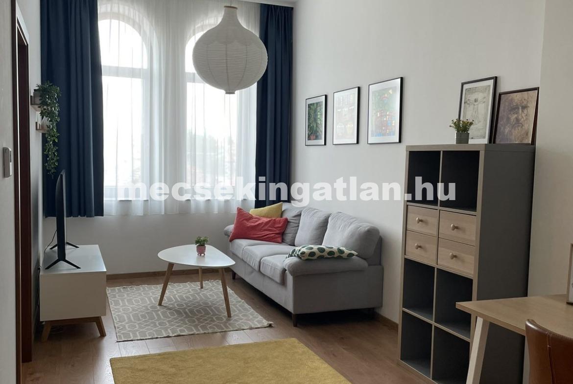 Pécsett a Munkácsy Mihály utcában, új építésű liftes házban egy szobás téglalakás kiadó!