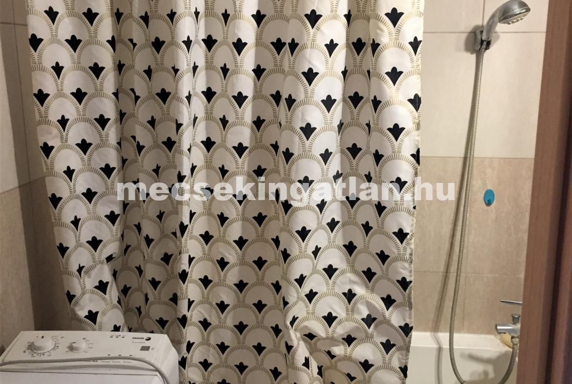 Kiadó Egyetemvárosban Budai Nagy Antal útján első emeleti 3 szobás berendezett ingatlan lánydiákok részére