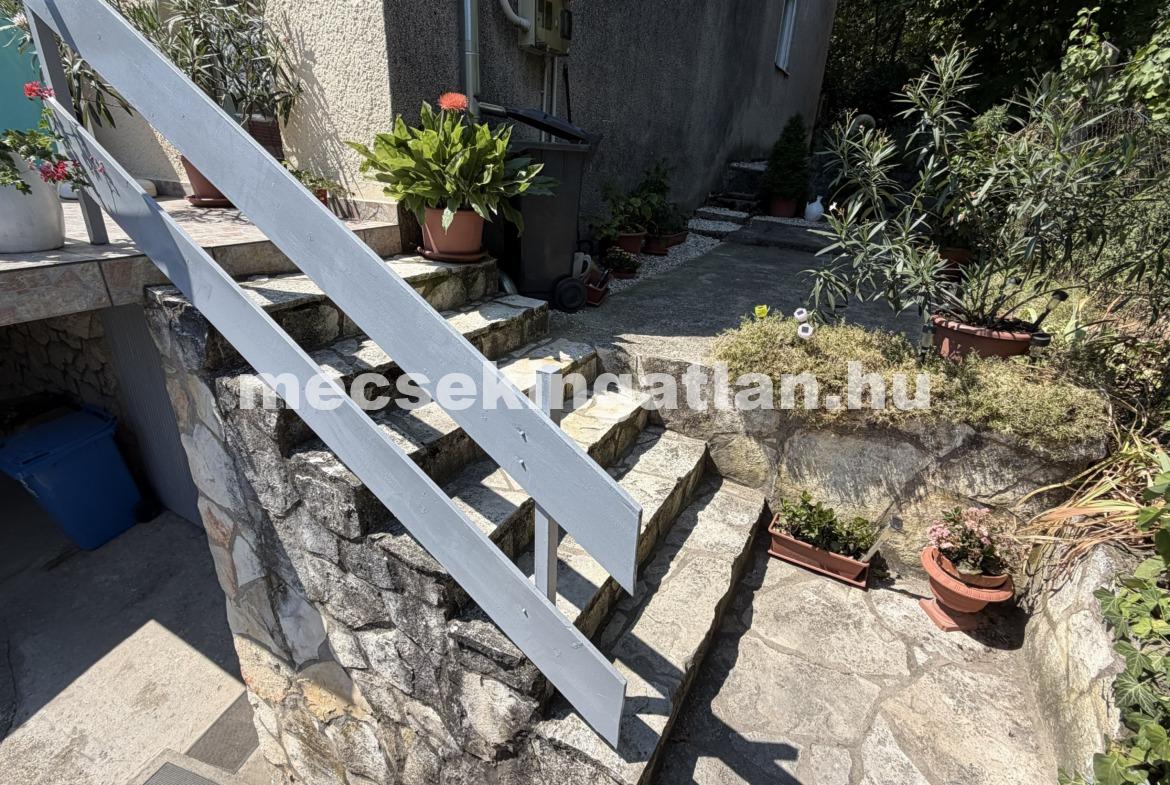 Pécs magyarürögi részén kétszintes családi ház eladó