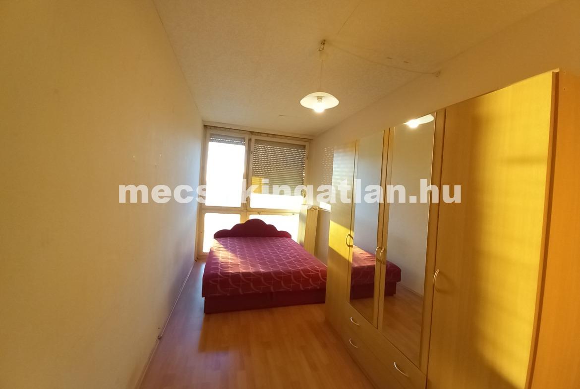 Pécsett az Ifjúság úton 3 különálló szobás lakás, erkéllyel kiadó!