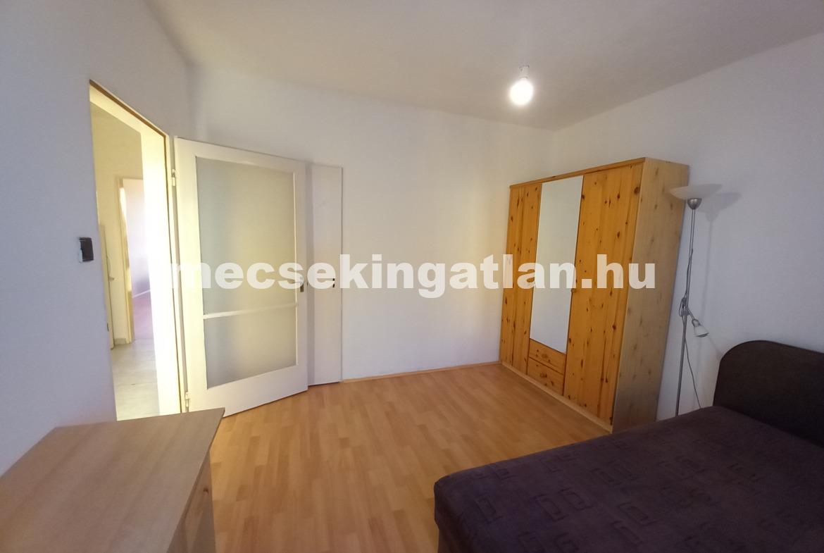 Pécsett az Ifjúság úton 3 különálló szobás lakás, erkéllyel kiadó!