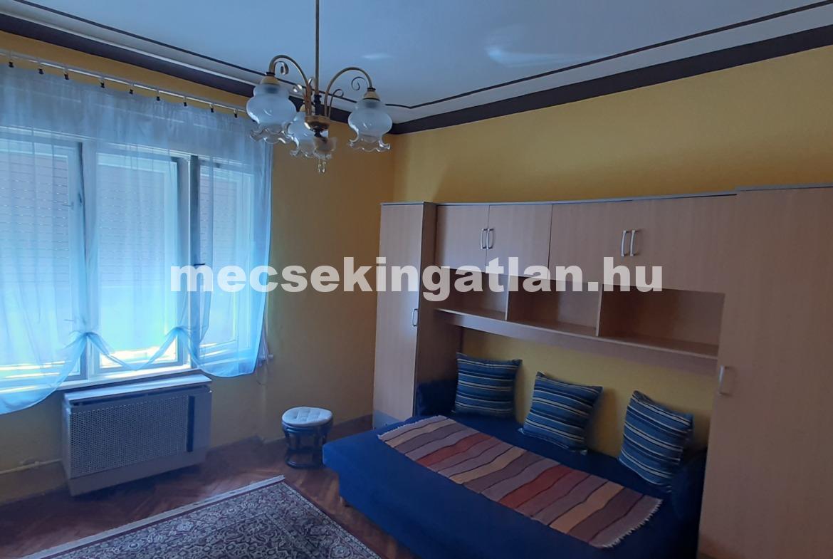 Kiadó földszinti tégla garzonlakás Pécs Egyetemvárosban- Hungária utcában