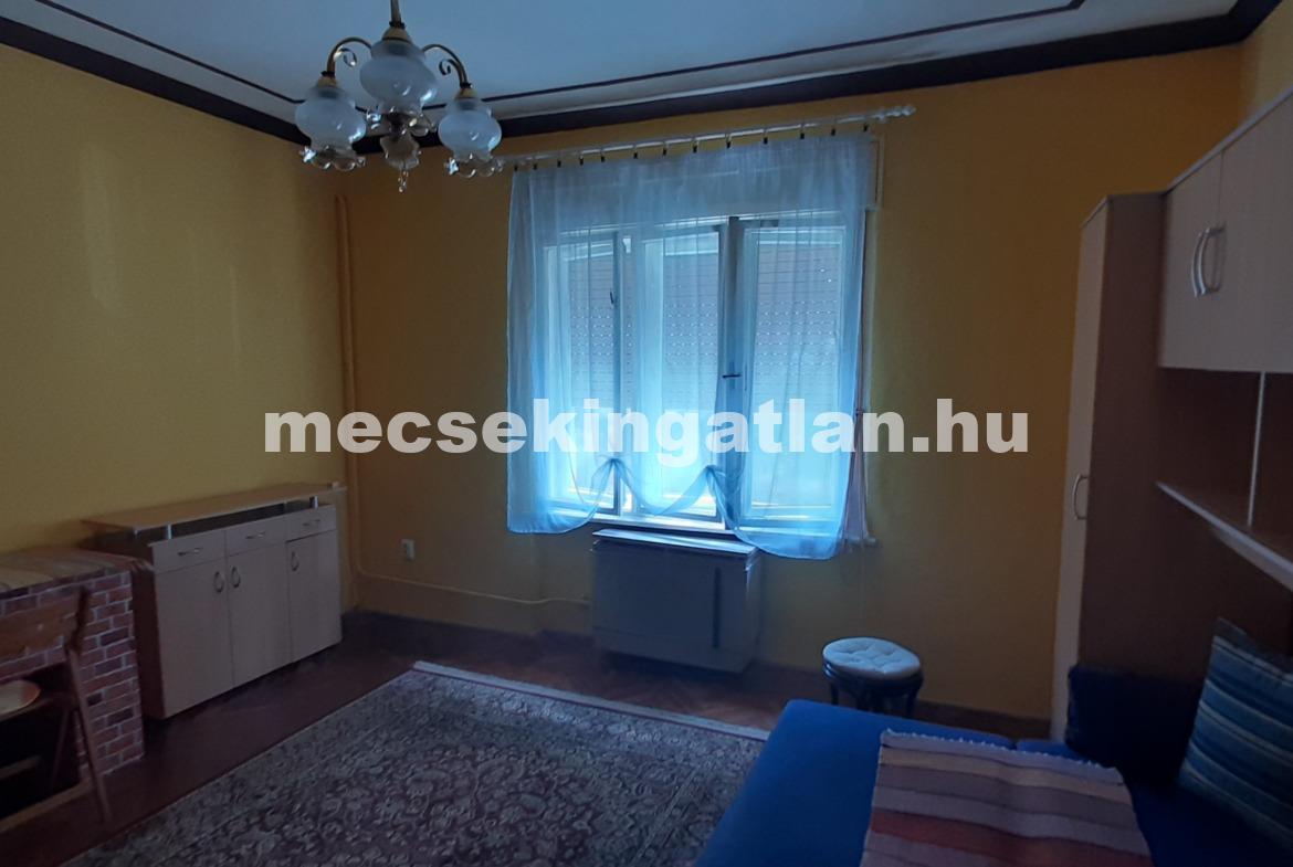 Kiadó földszinti tégla garzonlakás Pécs Egyetemvárosban- Hungária utcában