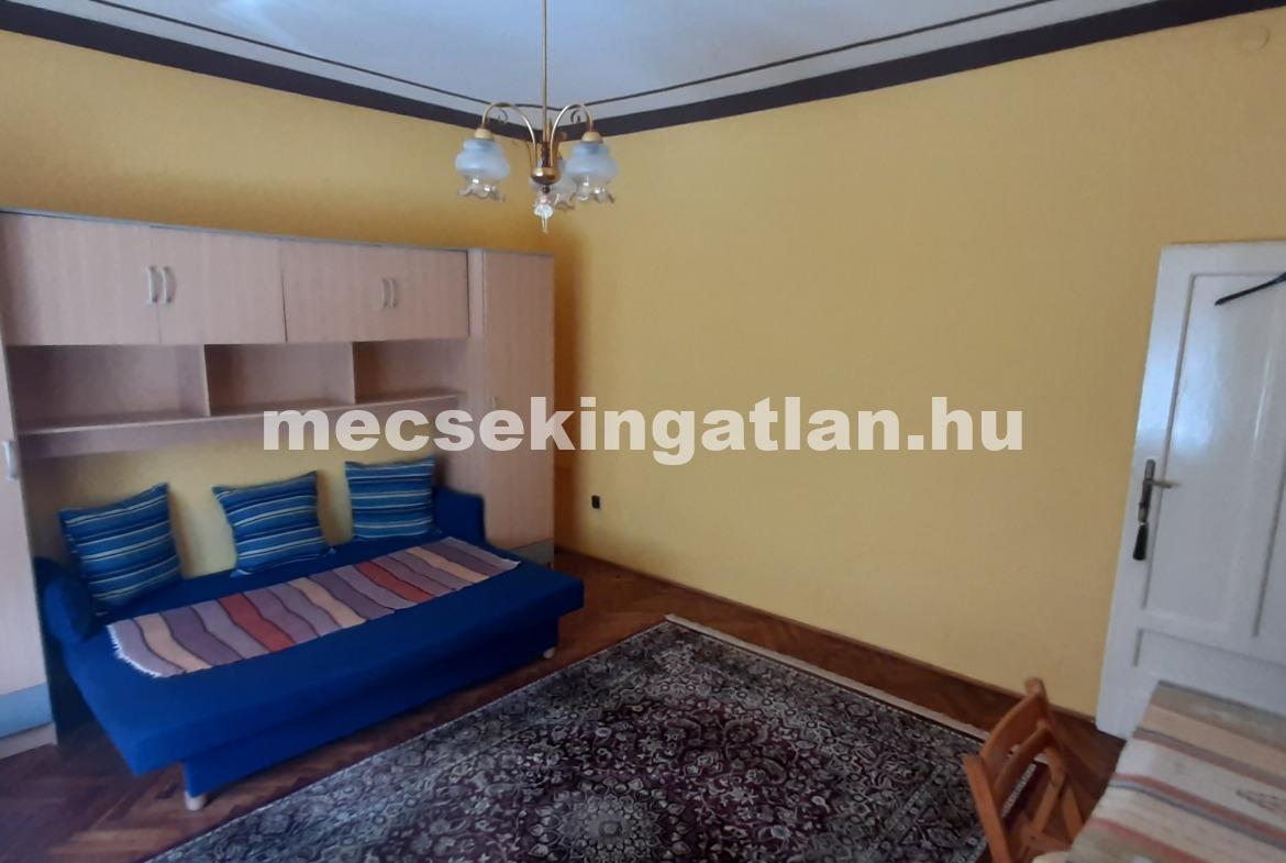 Kiadó földszinti tégla garzonlakás Pécs Egyetemvárosban- Hungária utcában