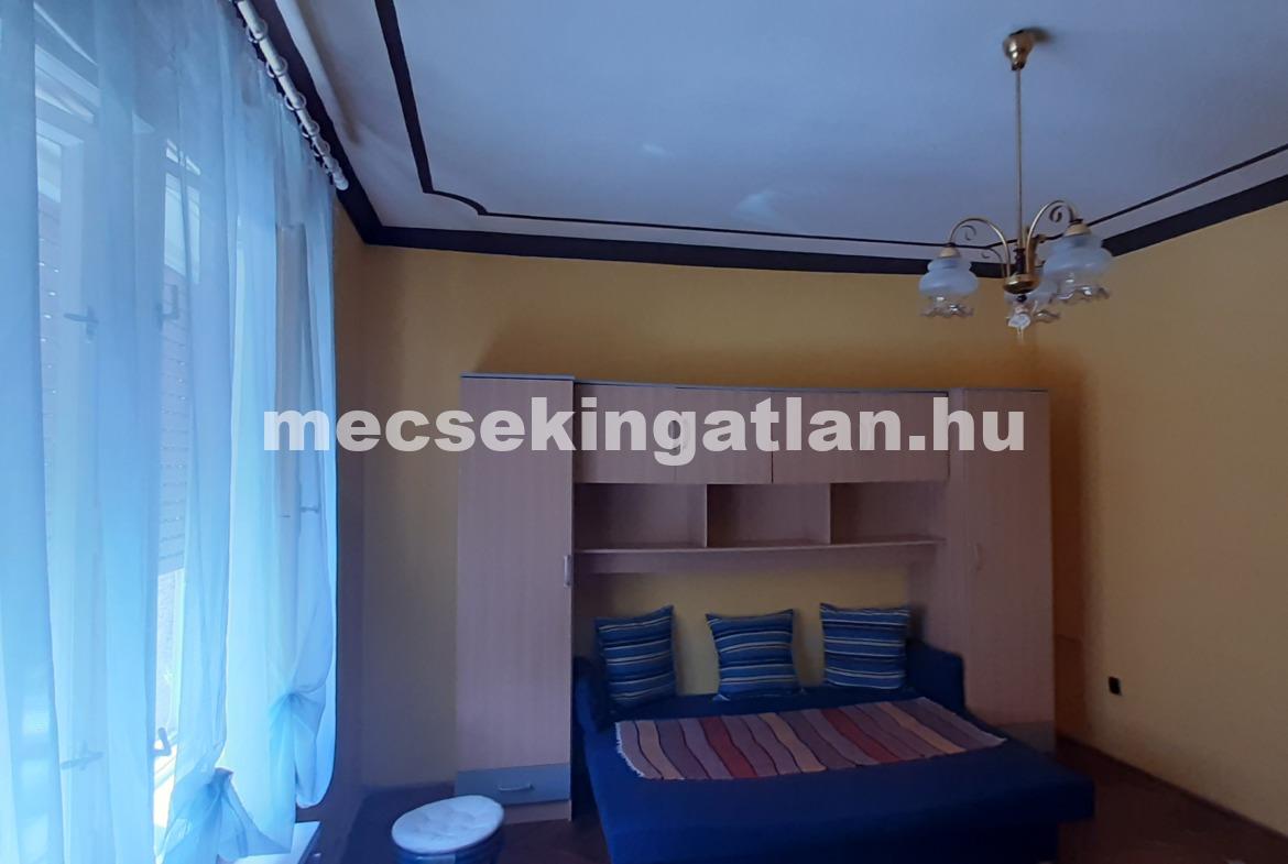Kiadó földszinti tégla garzonlakás Pécs Egyetemvárosban- Hungária utcában