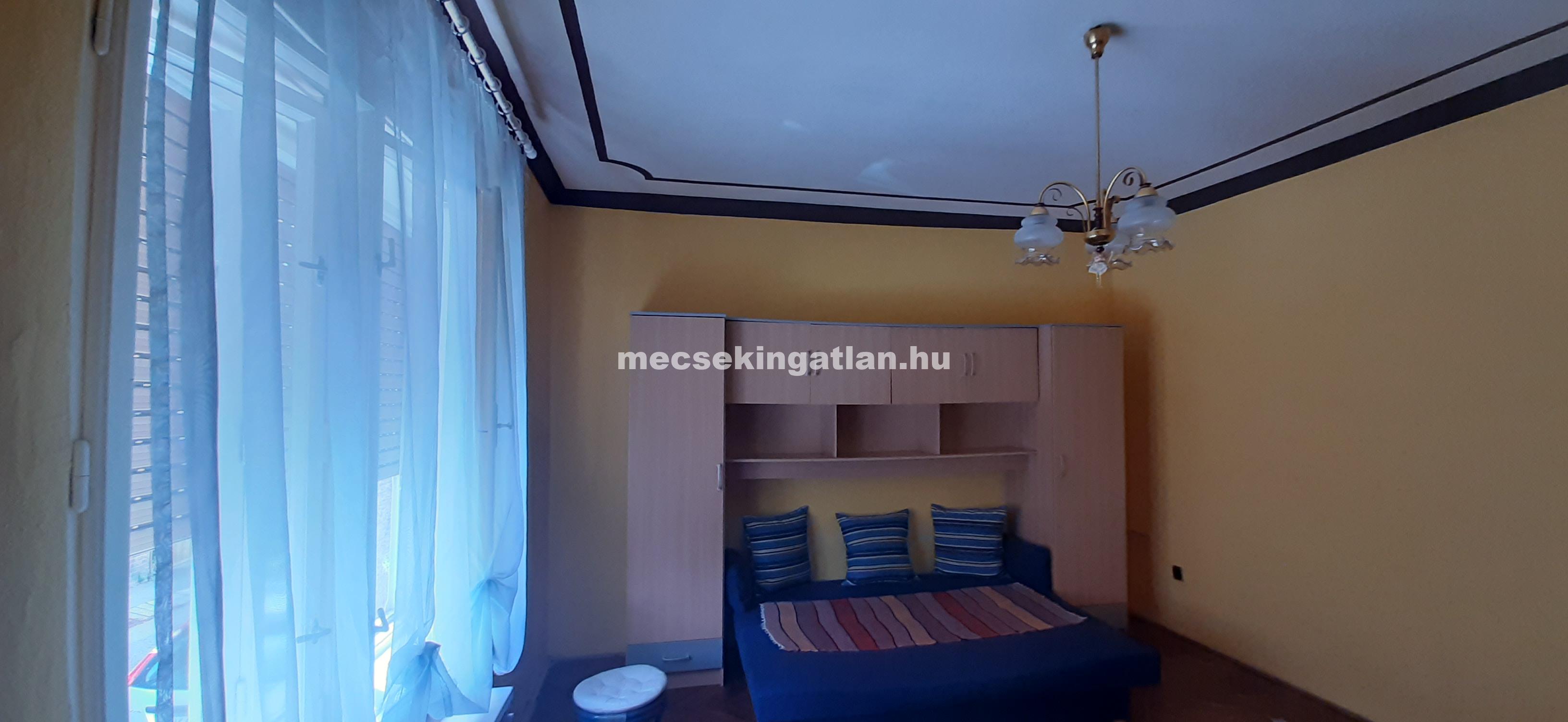Kiadó földszinti tégla garzonlakás Pécs Egyetemvárosban- Hungária utcában