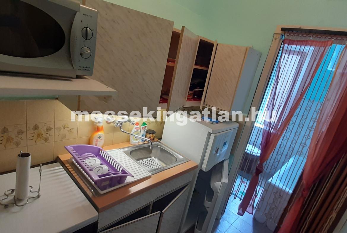 Kiadó földszinti tégla garzonlakás Pécs Egyetemvárosban- Hungária utcában