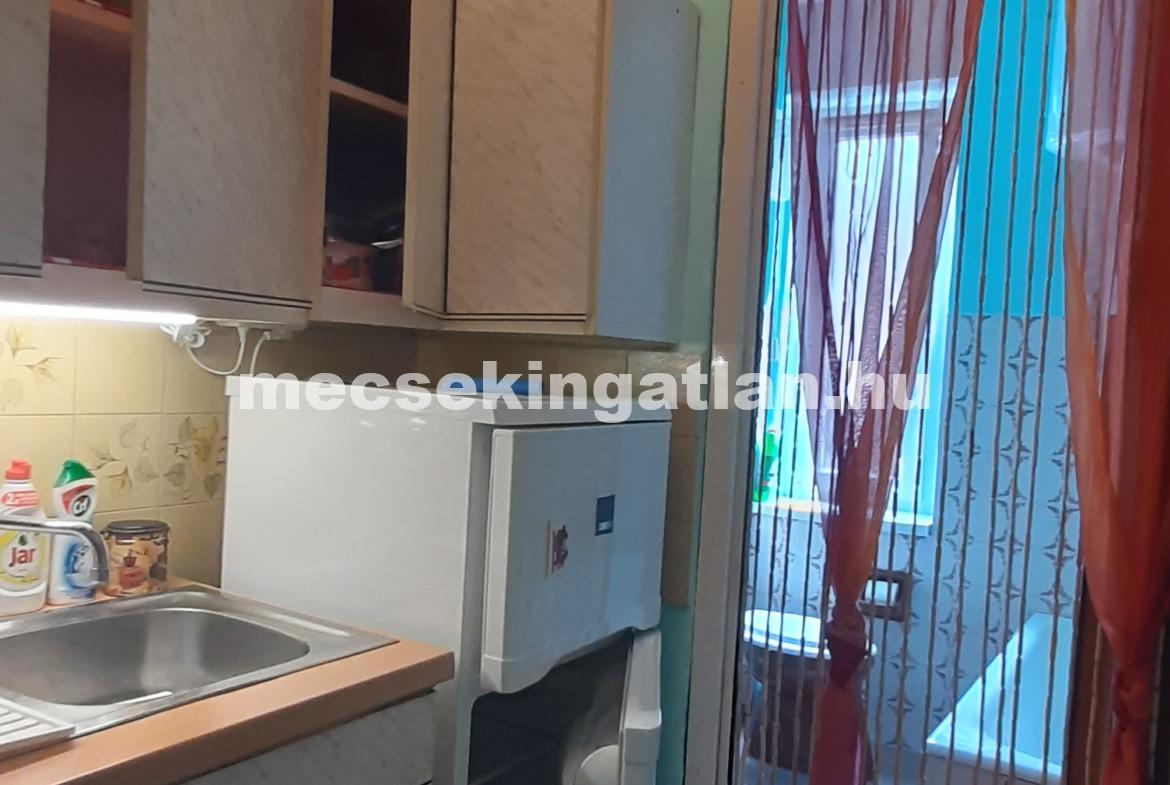 Kiadó földszinti tégla garzonlakás Pécs Egyetemvárosban- Hungária utcában