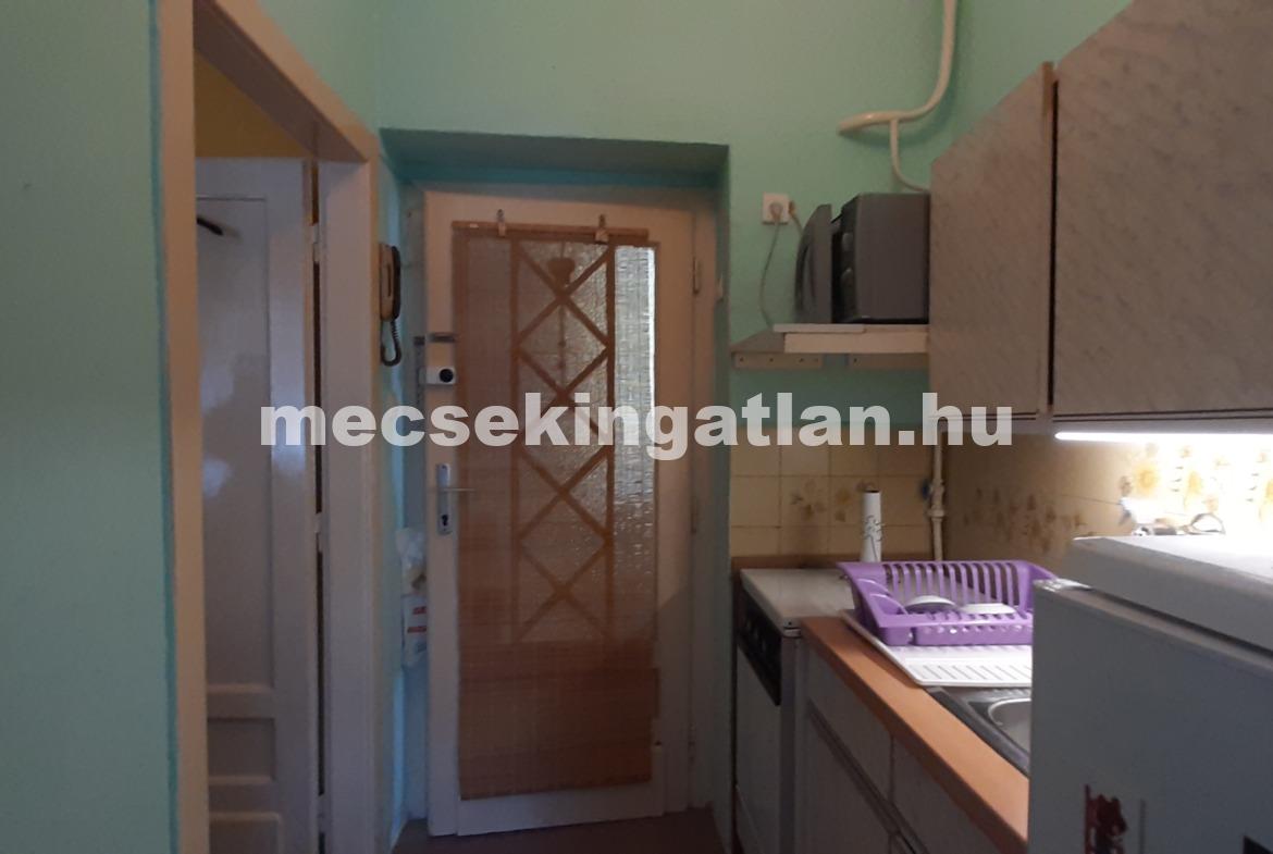 Kiadó földszinti tégla garzonlakás Pécs Egyetemvárosban- Hungária utcában
