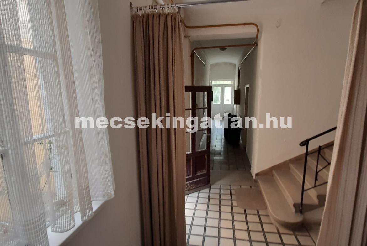 Kiadó földszinti tégla garzonlakás Pécs Egyetemvárosban- Hungária utcában