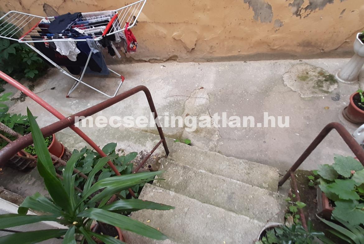 Kiadó földszinti tégla garzonlakás Pécs Egyetemvárosban- Hungária utcában