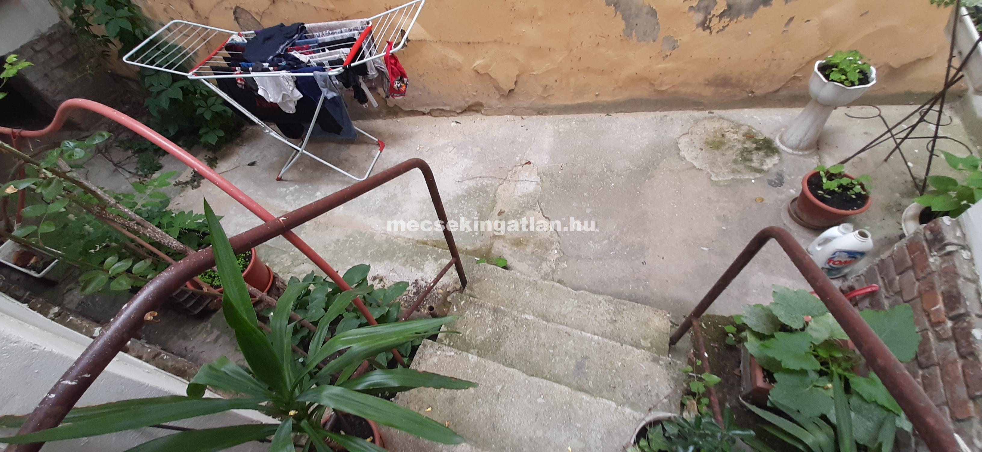 Kiadó földszinti tégla garzonlakás Pécs Egyetemvárosban- Hungária utcában