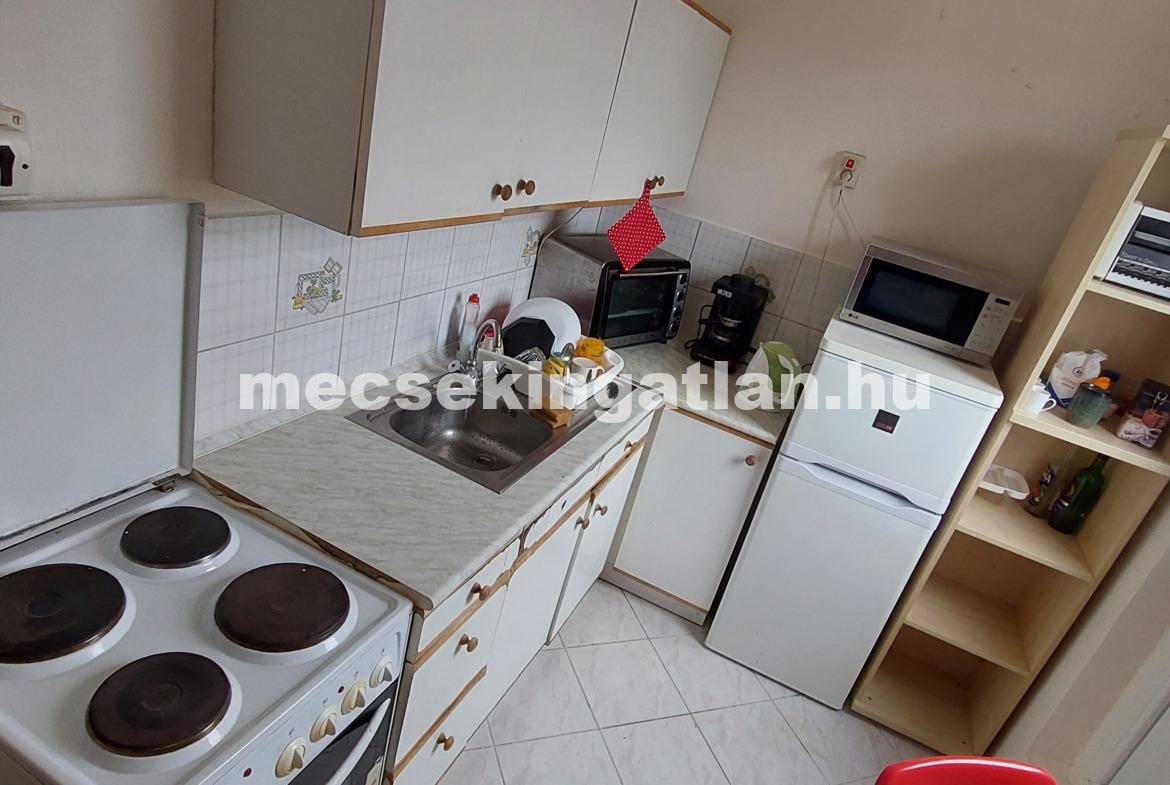 Kiadó Pécsett a Rókusalja utcában 9.emeleti lakásban 1 önálló szoba DIÁKLÁNYNAK