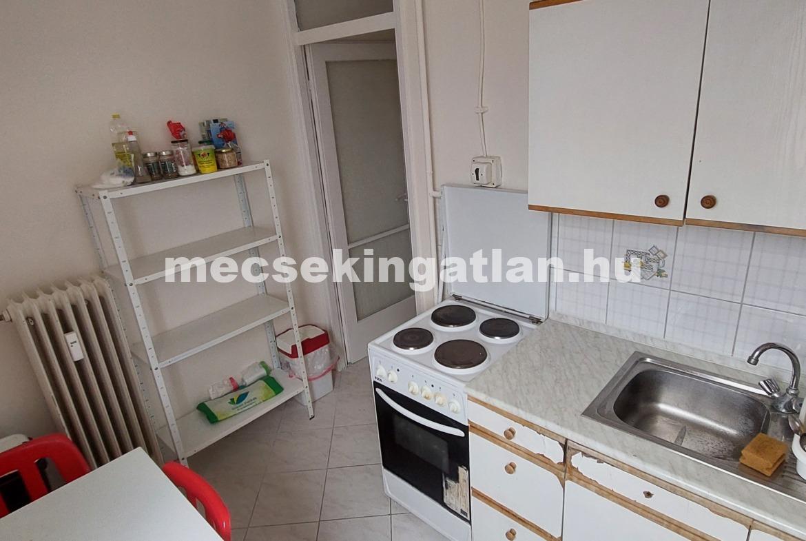 Kiadó Pécsett a Rókusalja utcában 9.emeleti lakásban 1 önálló szoba DIÁKLÁNYNAK