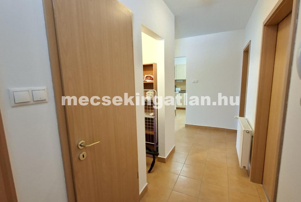 Pécs, Király utcában 4 szobás lakás kiadó terasszal