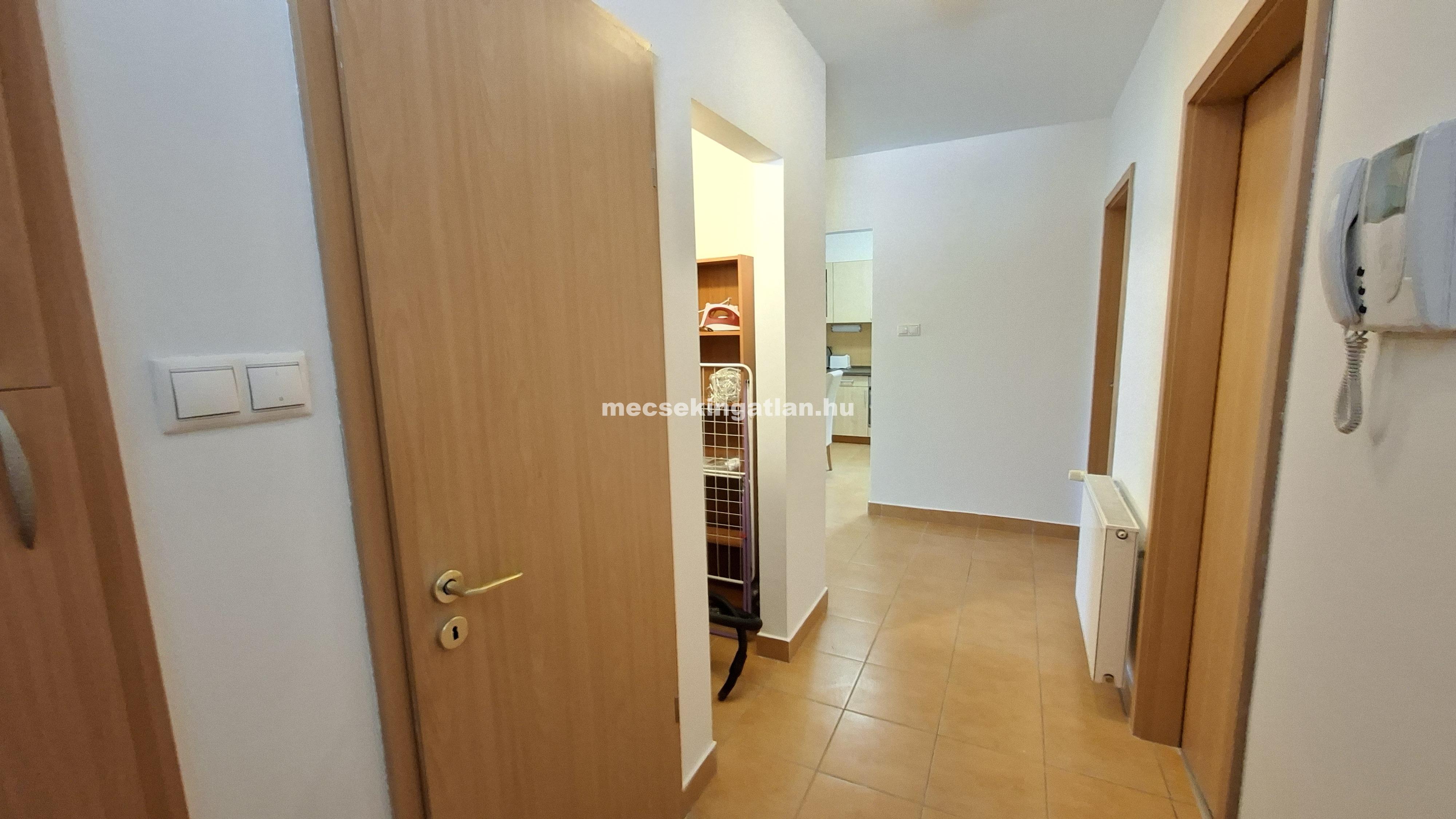 Pécs, Király utcában 4 szobás lakás kiadó terasszal