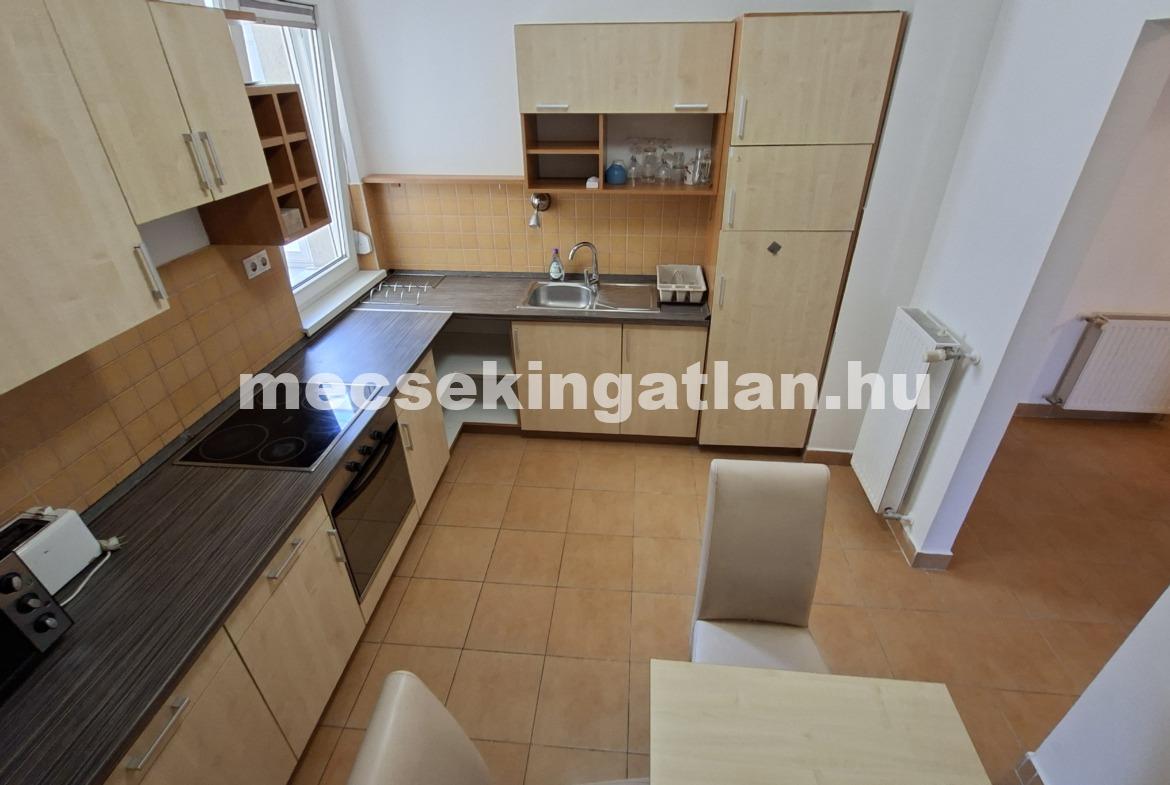 Pécs, Király utcában 4 szobás lakás kiadó terasszal