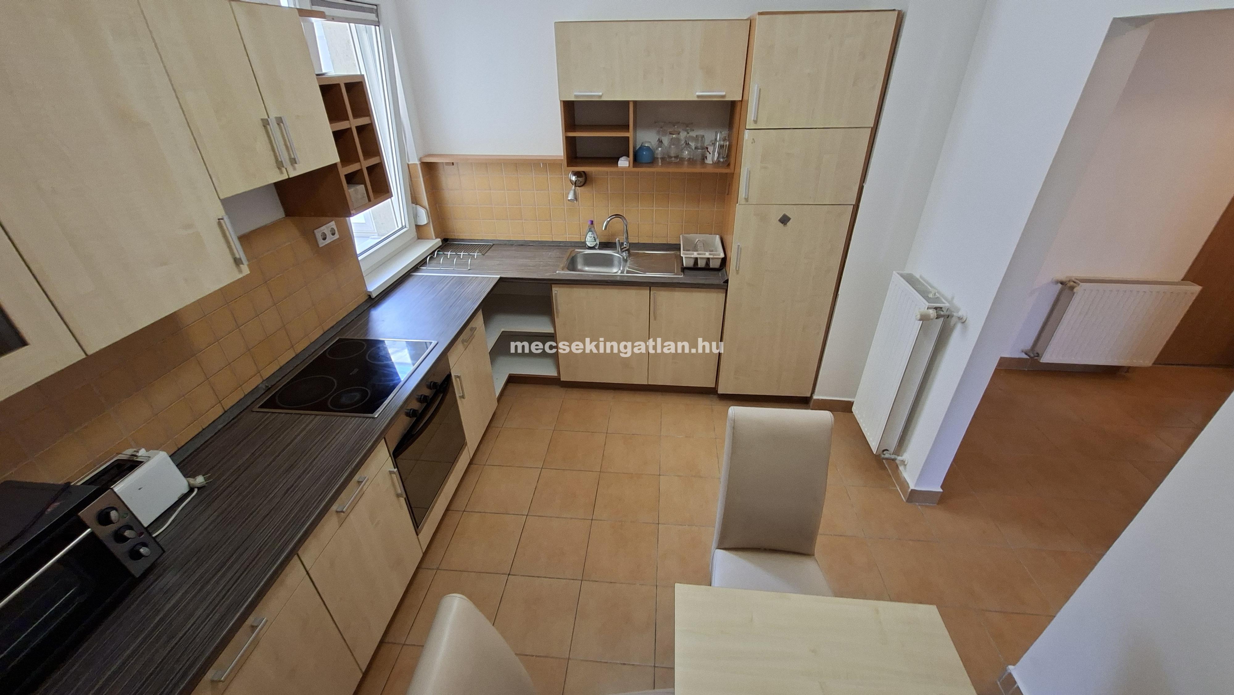 Pécs, Király utcában 4 szobás lakás kiadó terasszal