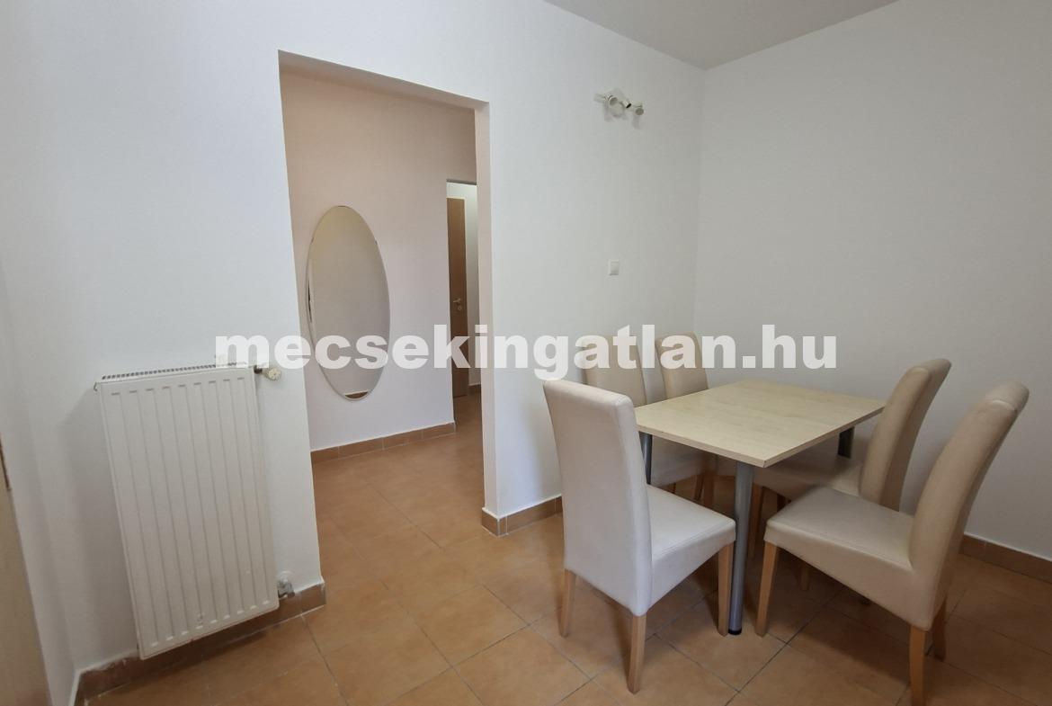 Pécs, Király utcában 4 szobás lakás kiadó terasszal