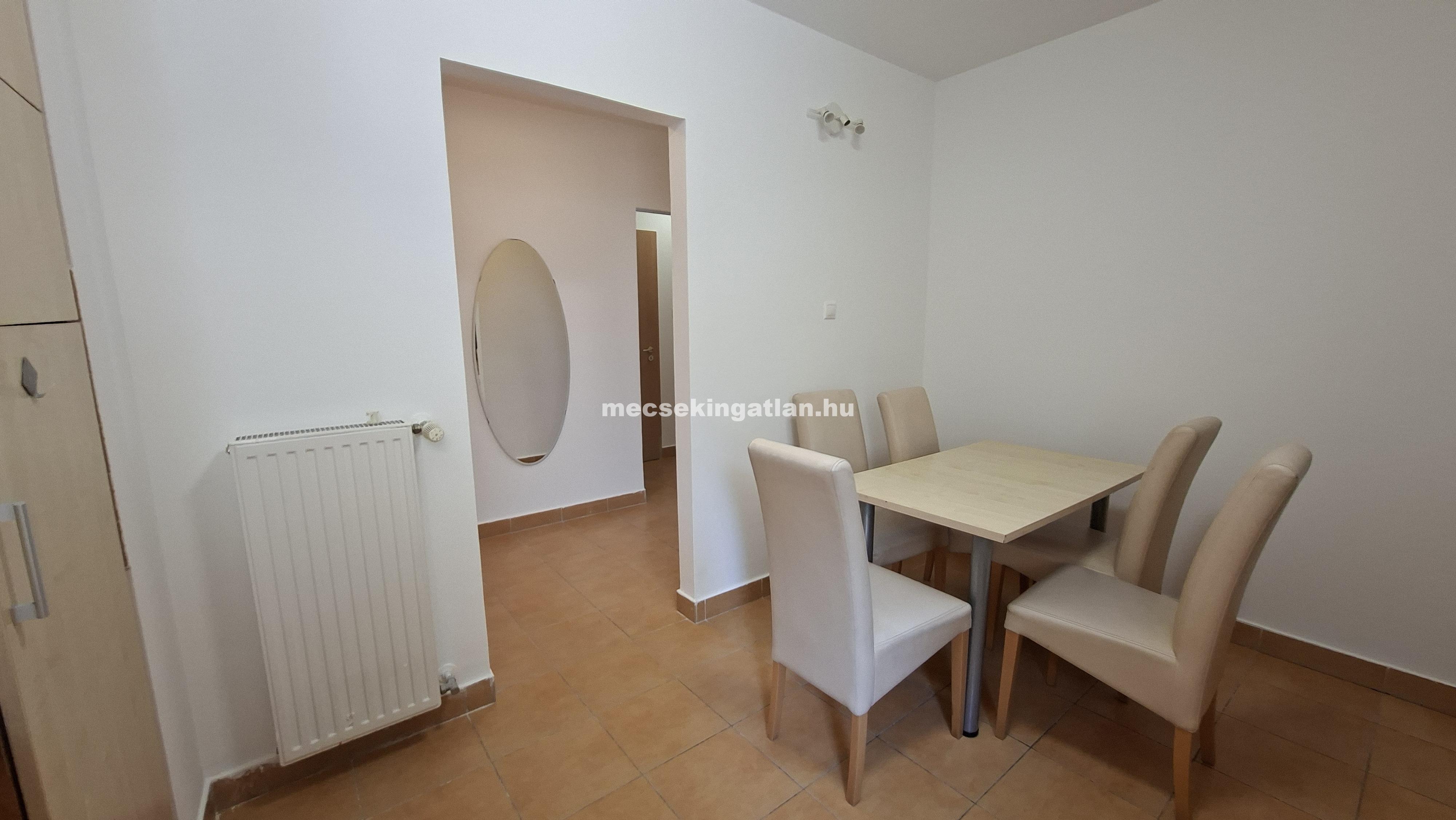 Pécs, Király utcában 4 szobás lakás kiadó terasszal