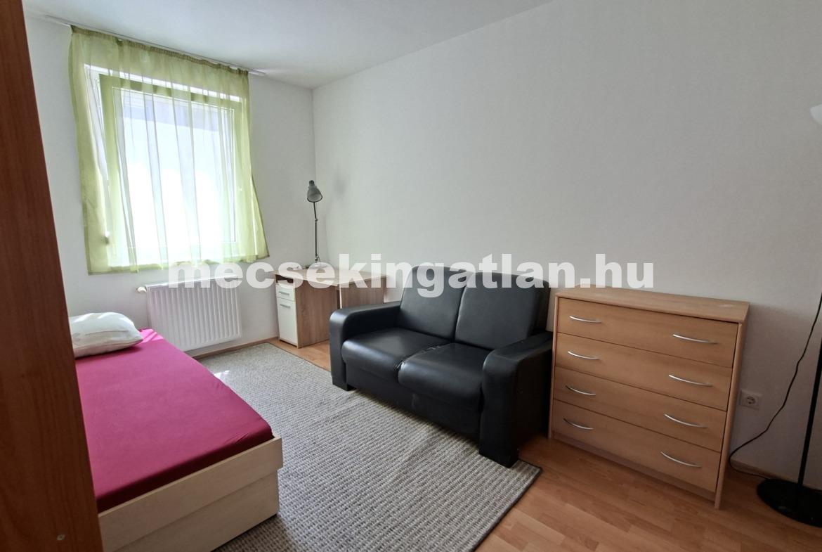 Pécs, Király utcában 4 szobás lakás kiadó terasszal