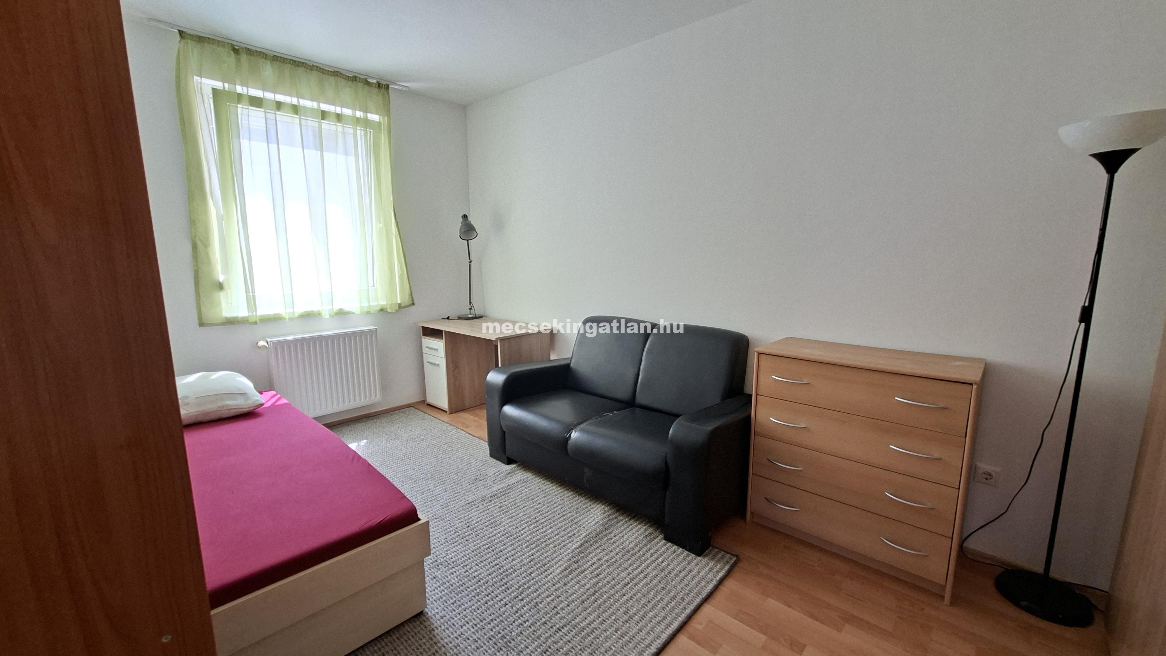Pécs, Király utcában 4 szobás lakás kiadó terasszal