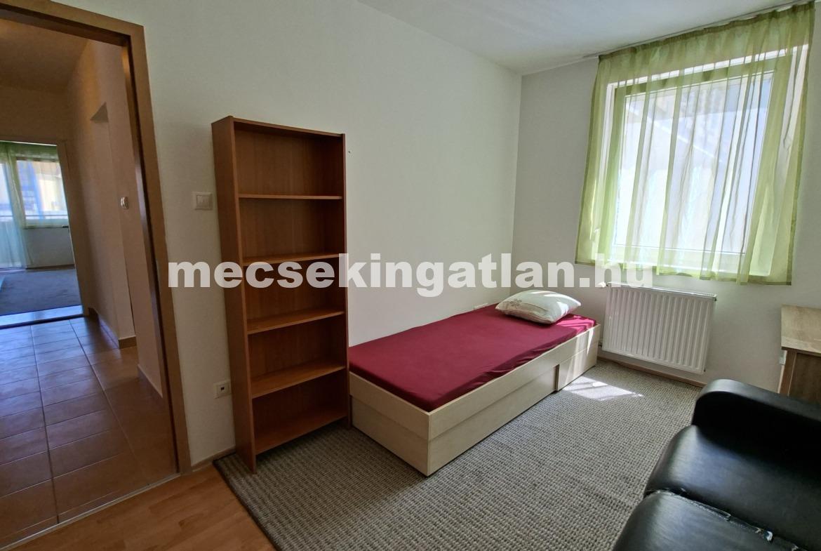 Pécs, Király utcában 4 szobás lakás kiadó terasszal