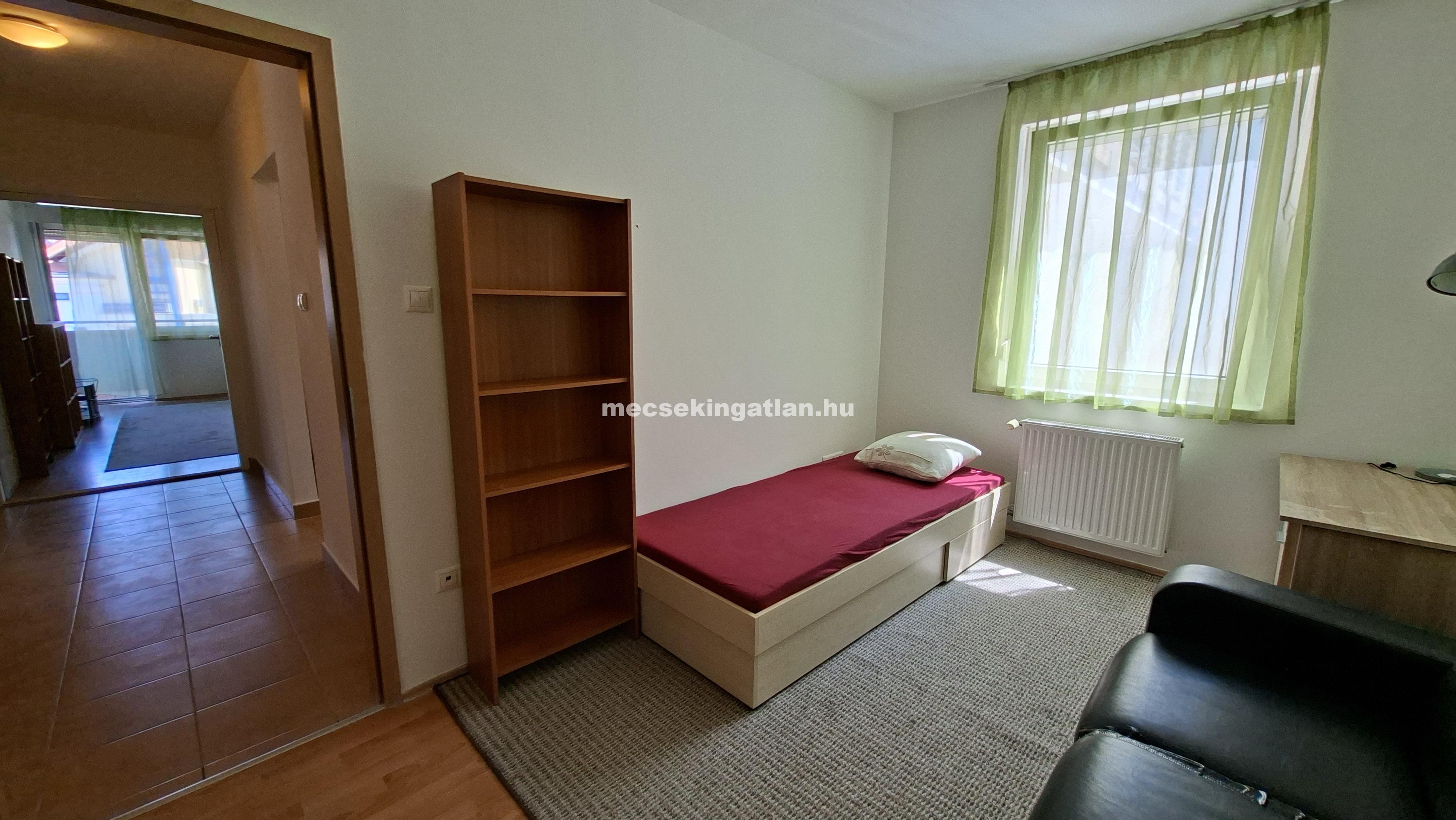 Pécs, Király utcában 4 szobás lakás kiadó terasszal