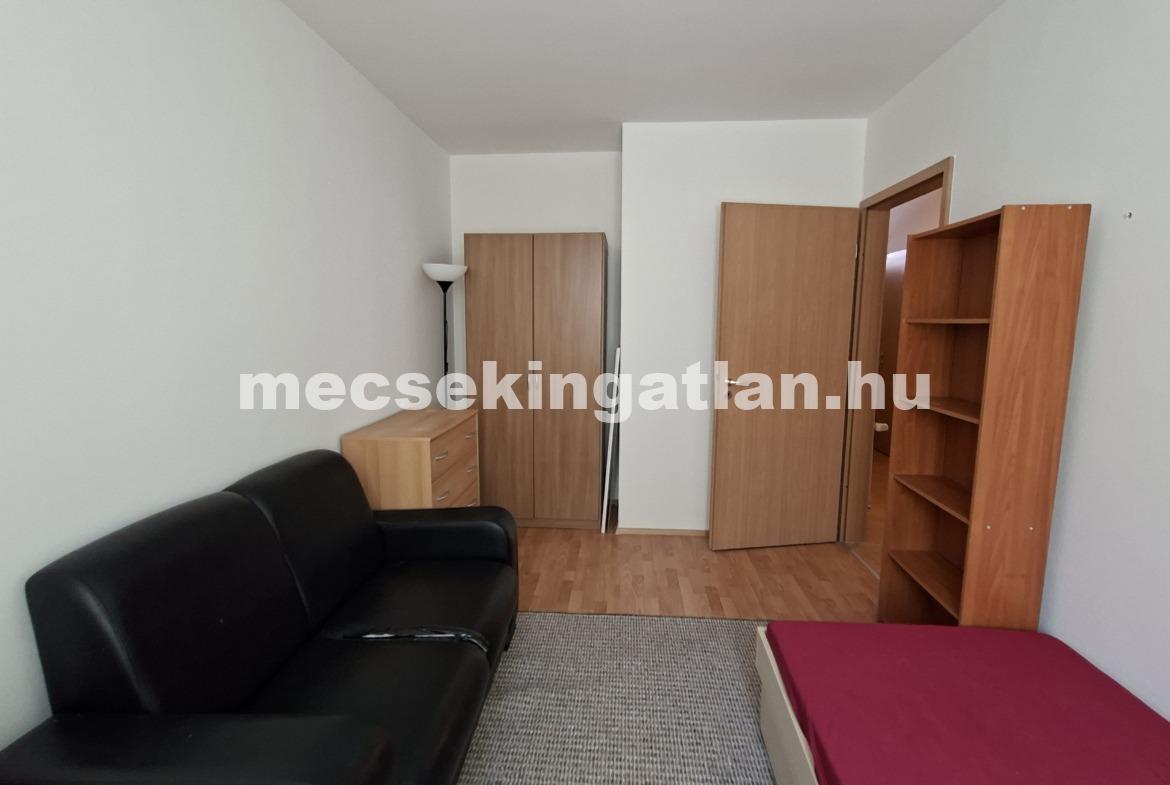 Pécs, Király utcában 4 szobás lakás kiadó terasszal