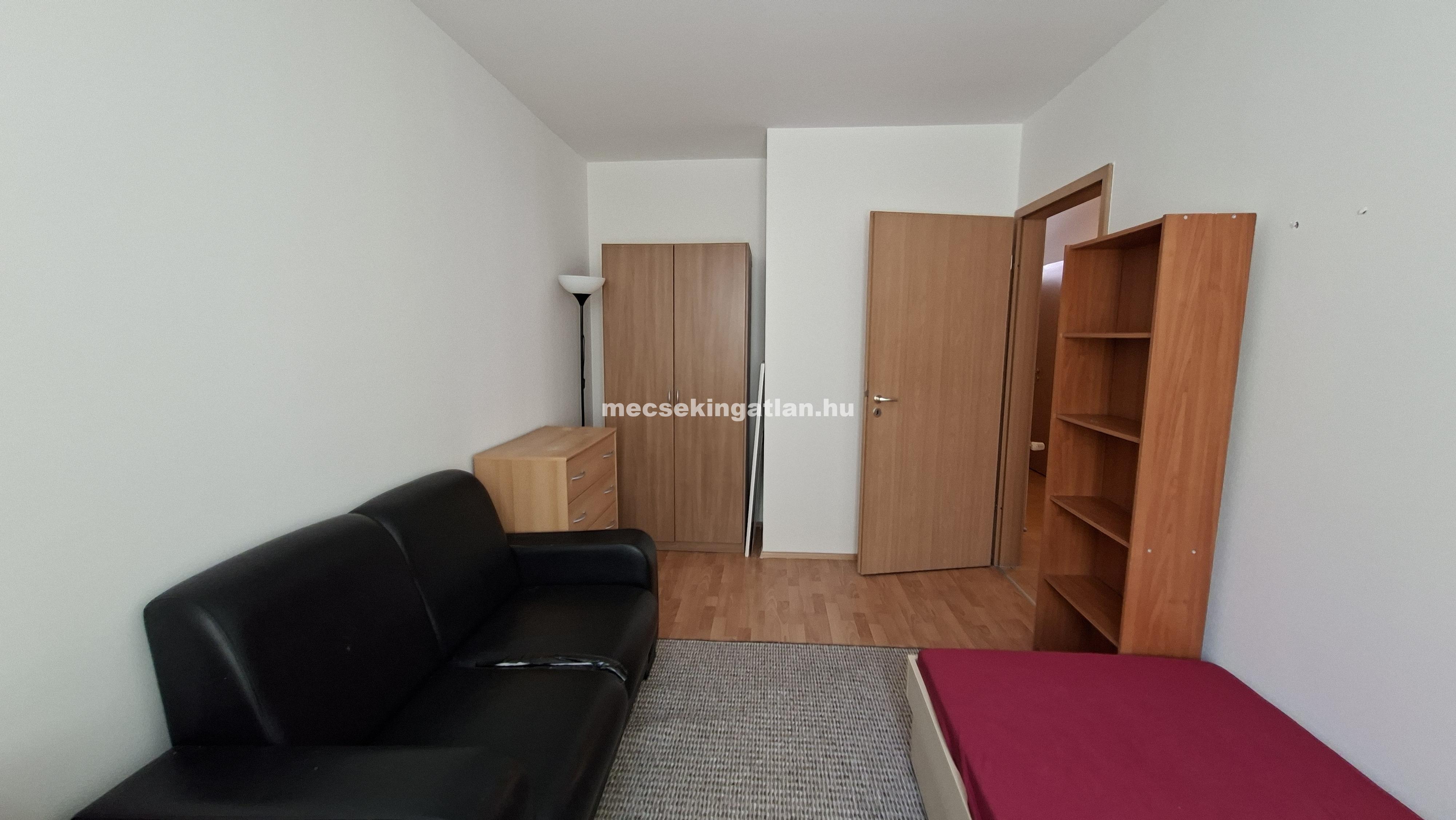 Pécs, Király utcában 4 szobás lakás kiadó terasszal