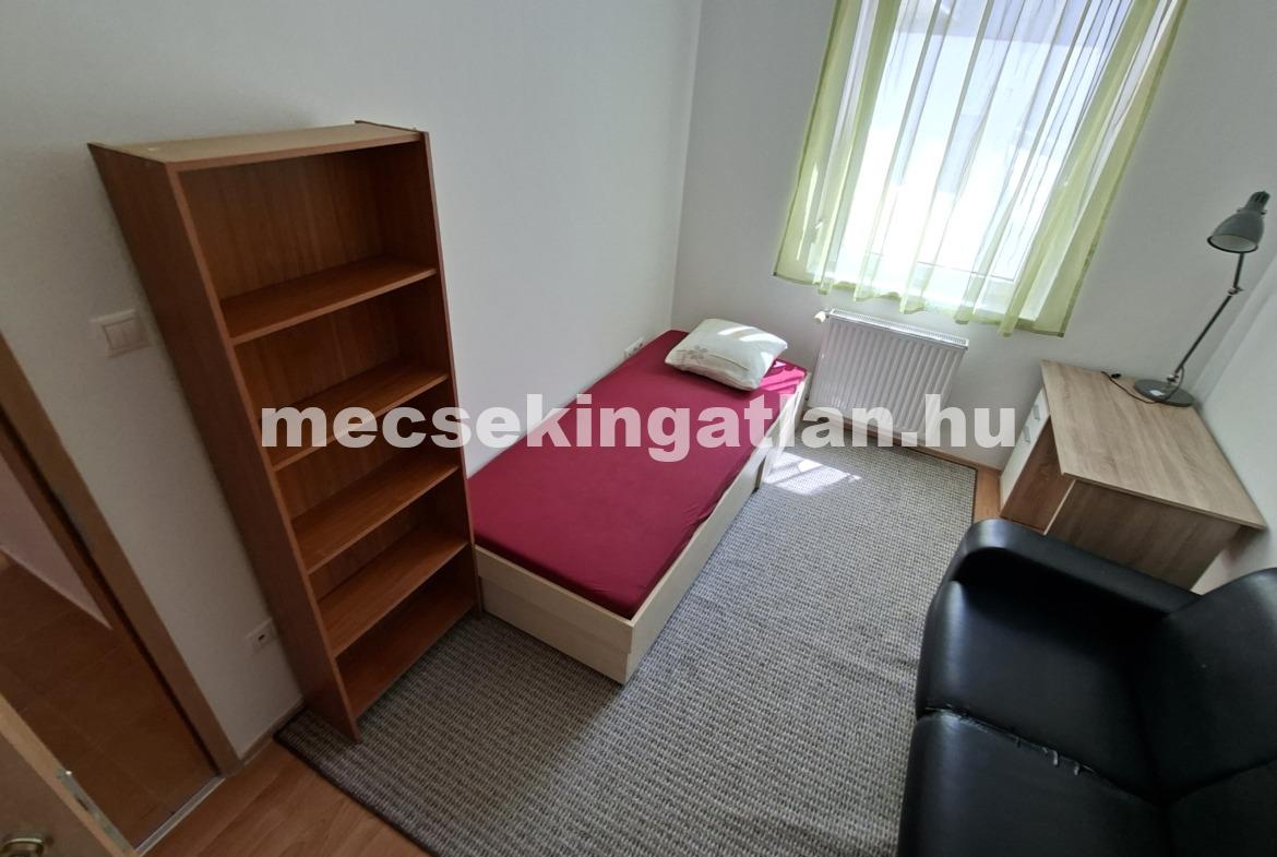 Pécs, Király utcában 4 szobás lakás kiadó terasszal