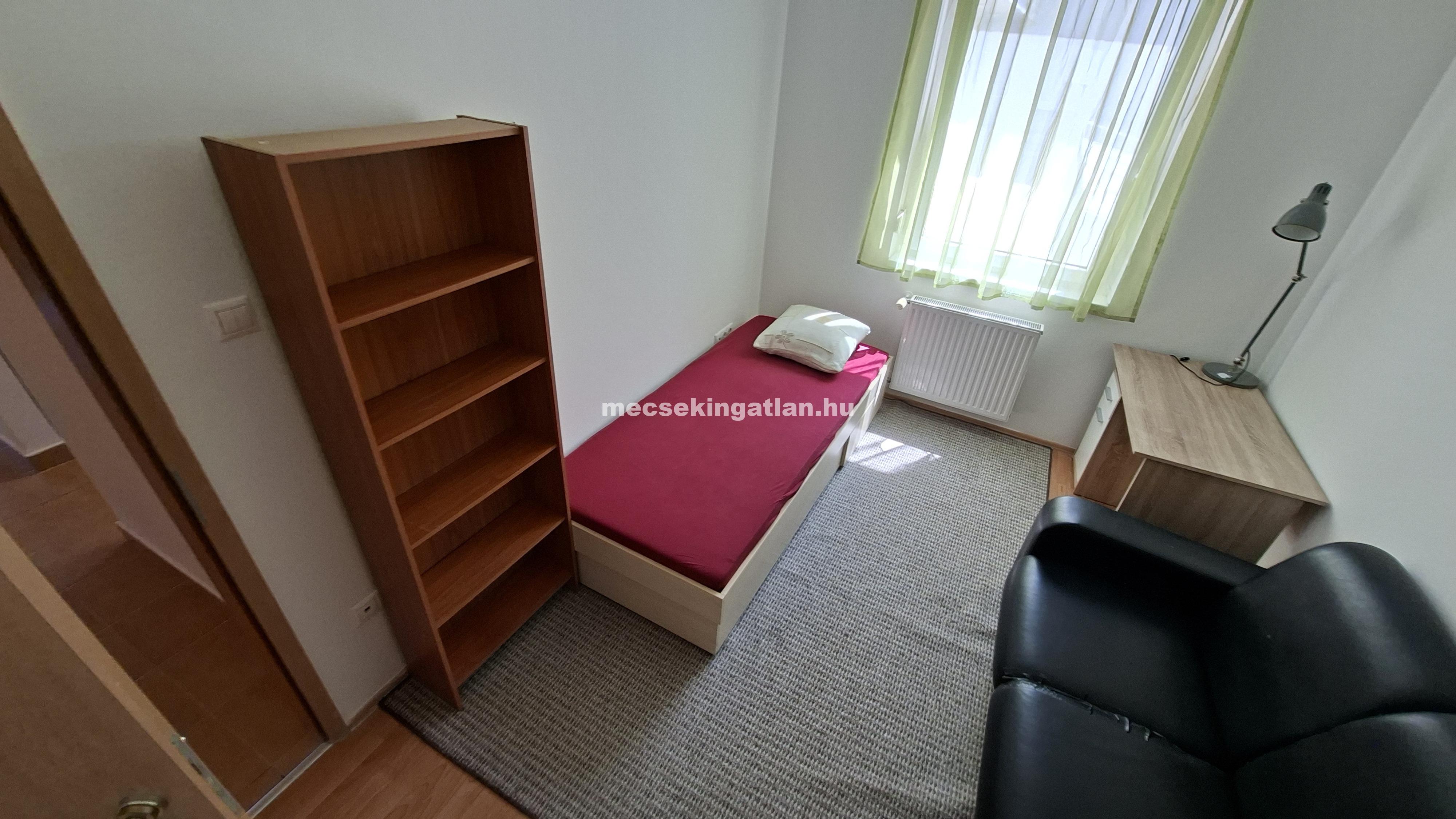 Pécs, Király utcában 4 szobás lakás kiadó terasszal
