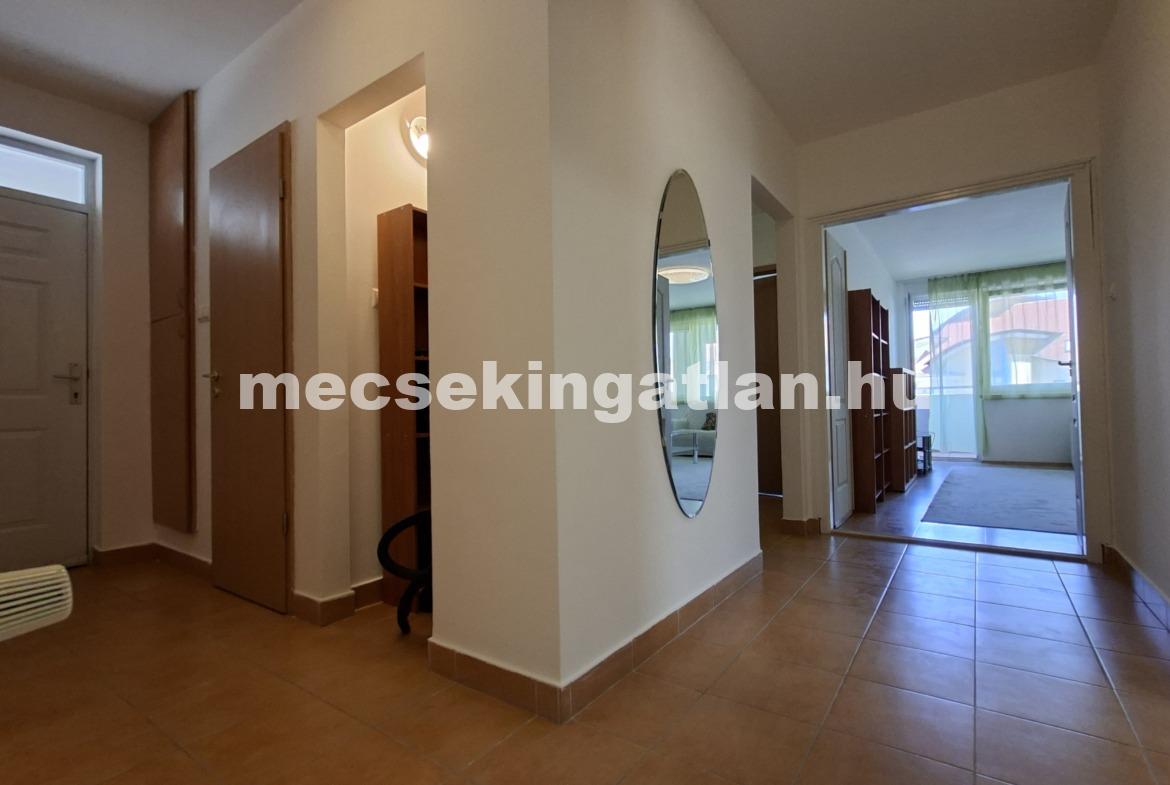 Pécs, Király utcában 4 szobás lakás kiadó terasszal