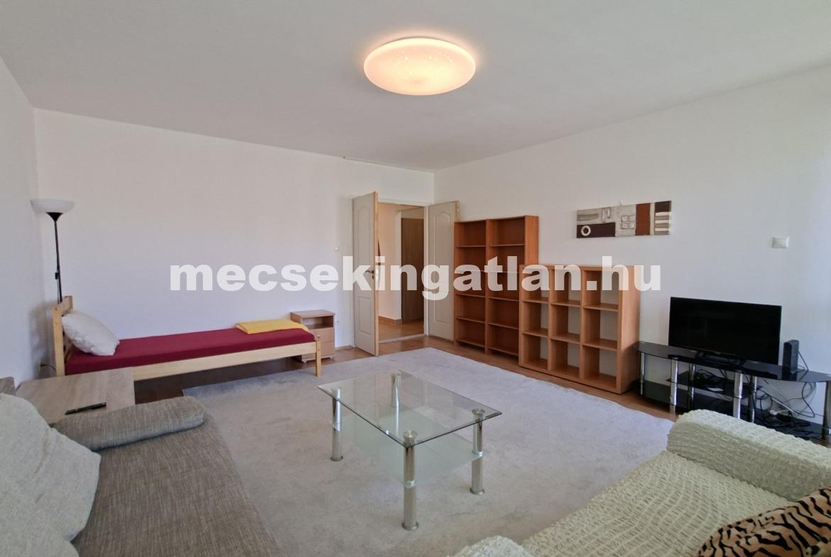 Pécs, Király utcában 4 szobás lakás kiadó terasszal