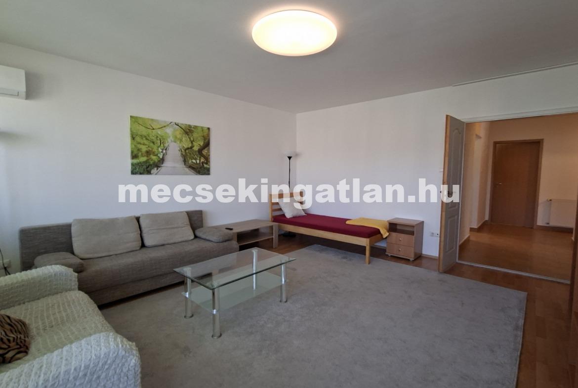 Pécs, Király utcában 4 szobás lakás kiadó terasszal