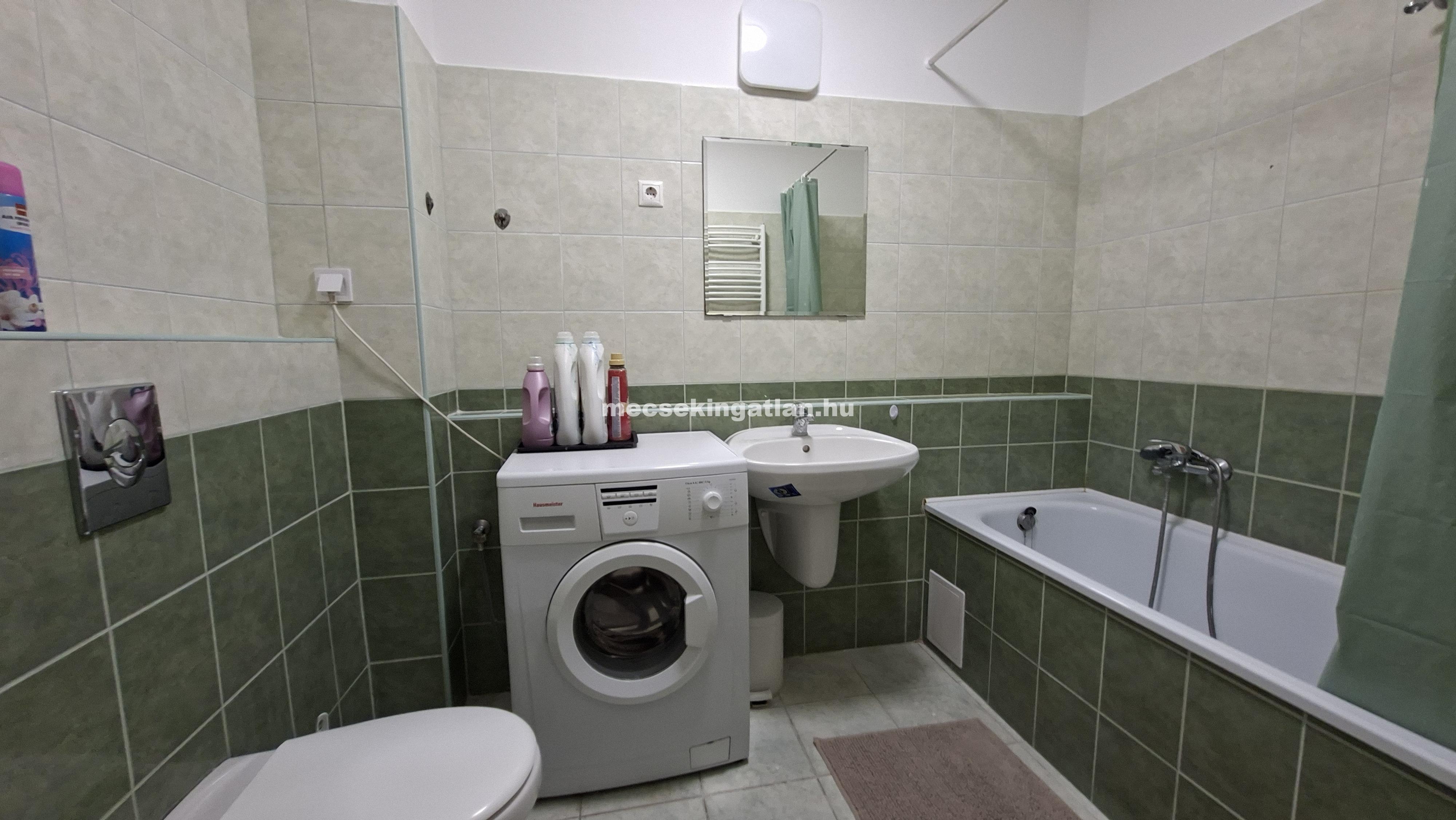 Pécs, Király utcában 4 szobás lakás kiadó terasszal