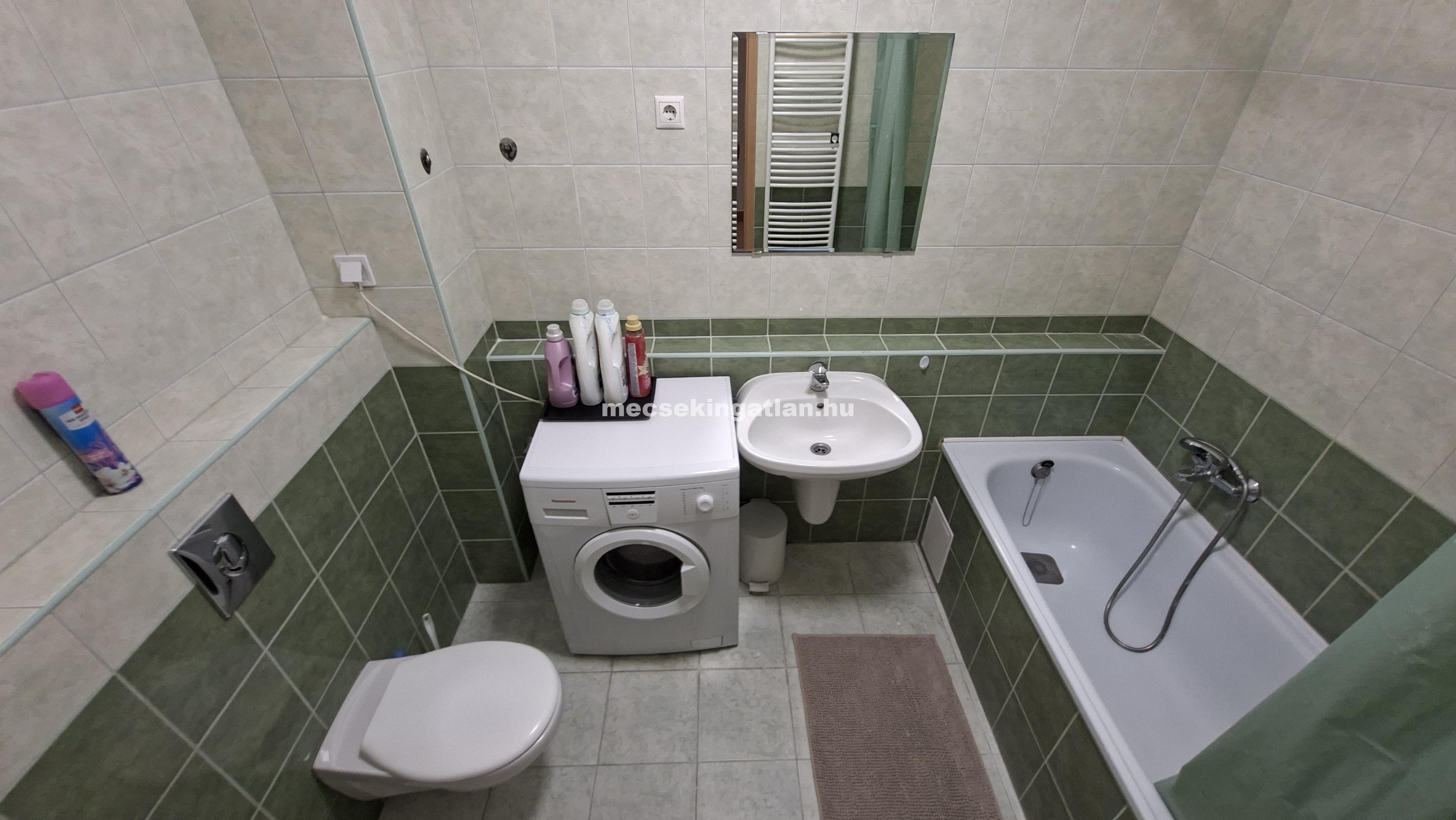 Pécs, Király utcában 4 szobás lakás kiadó terasszal