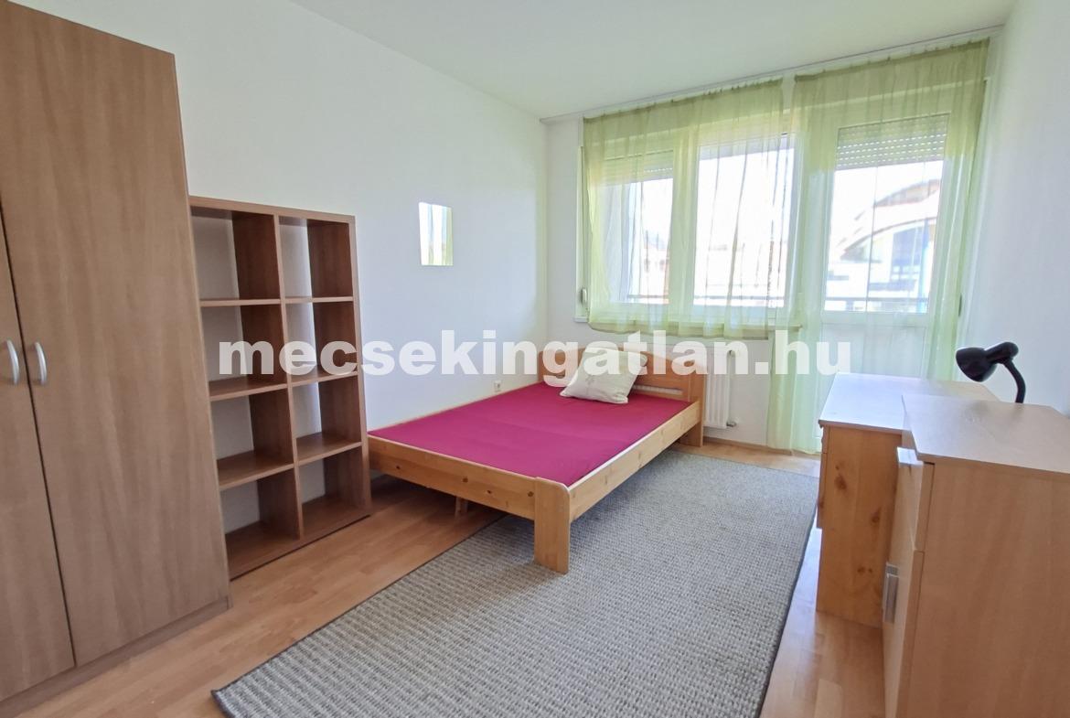 Pécs, Király utcában 4 szobás lakás kiadó terasszal