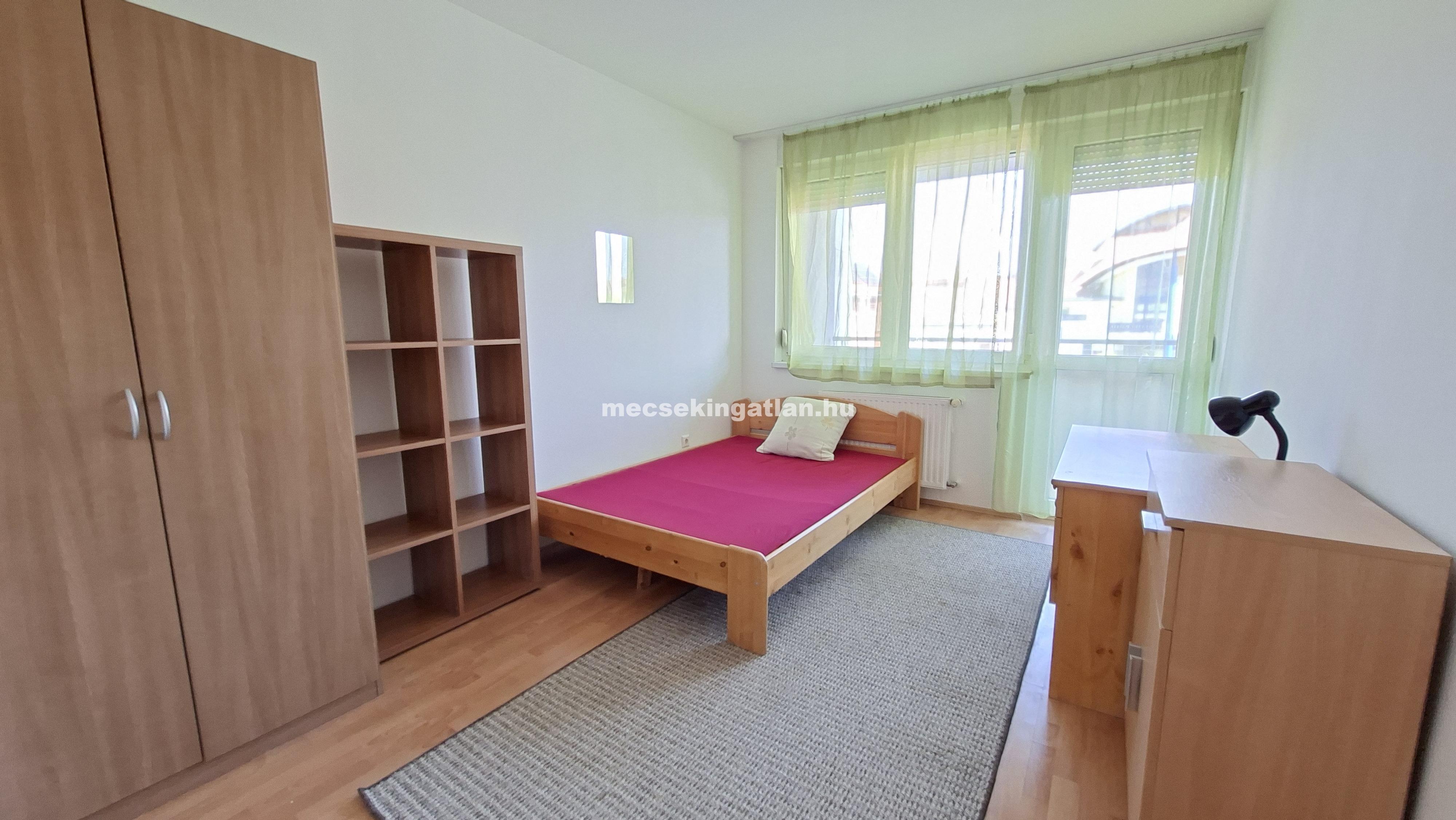 Pécs, Király utcában 4 szobás lakás kiadó terasszal