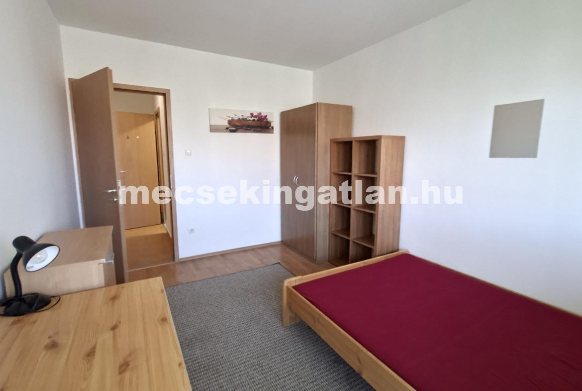 Pécs, Király utcában 4 szobás lakás kiadó terasszal