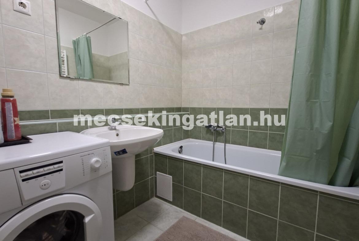 Pécs, Király utcában 4 szobás lakás kiadó terasszal
