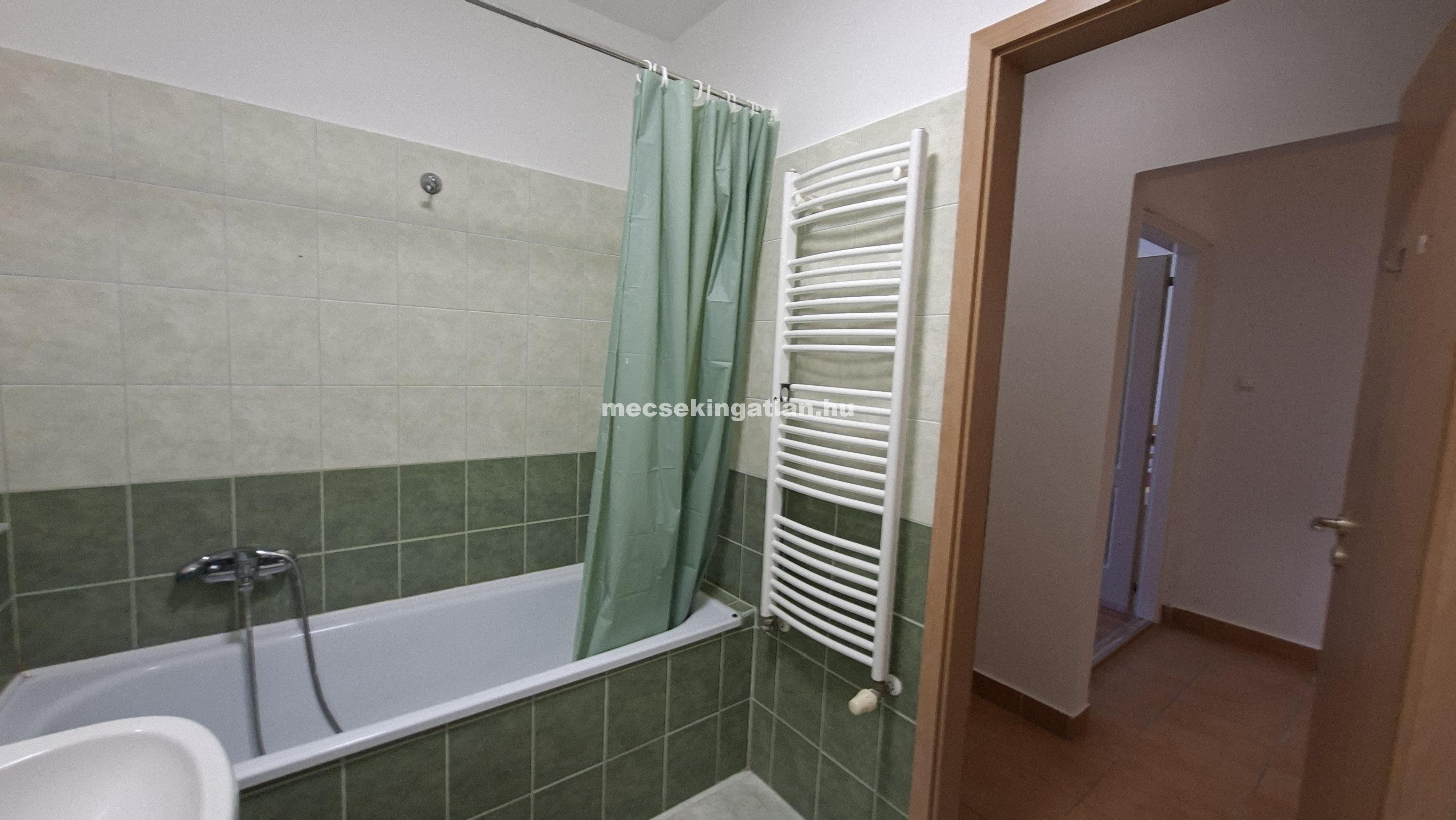 Pécs, Király utcában 4 szobás lakás kiadó terasszal