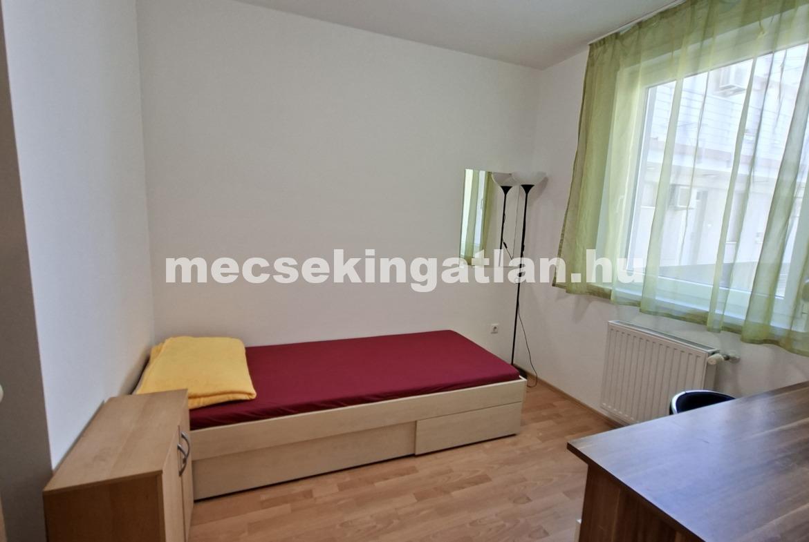 Pécs, Király utcában 4 szobás lakás kiadó terasszal