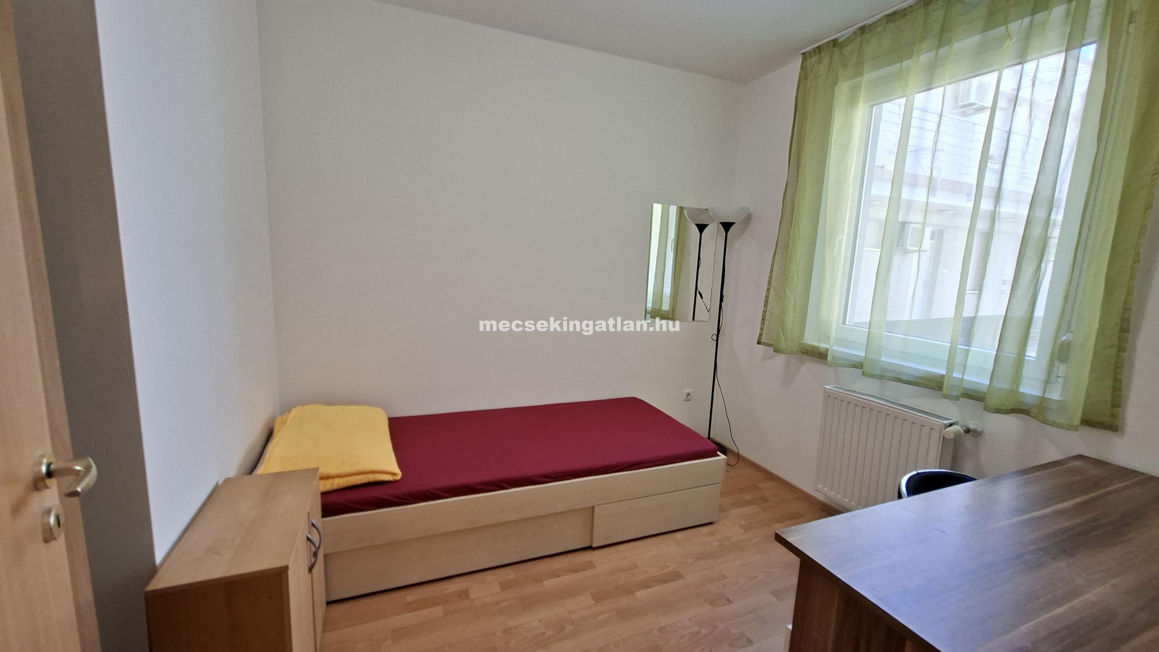 Pécs, Király utcában 4 szobás lakás kiadó terasszal