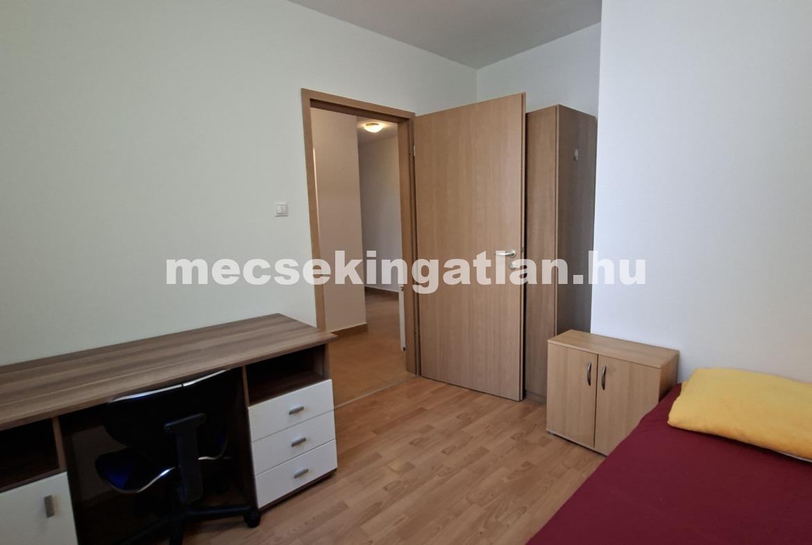 Pécs, Király utcában 4 szobás lakás kiadó terasszal