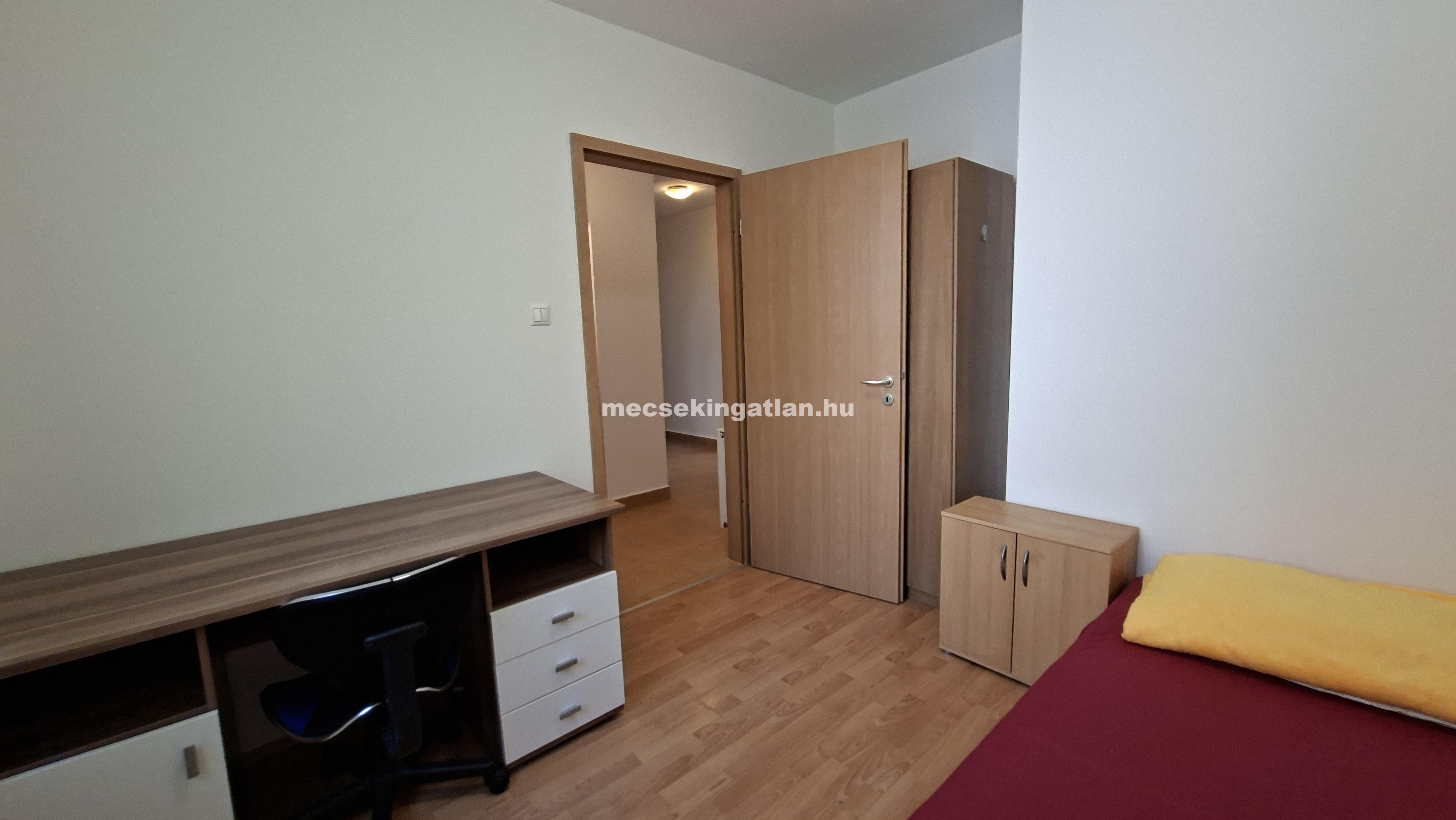 Pécs, Király utcában 4 szobás lakás kiadó terasszal